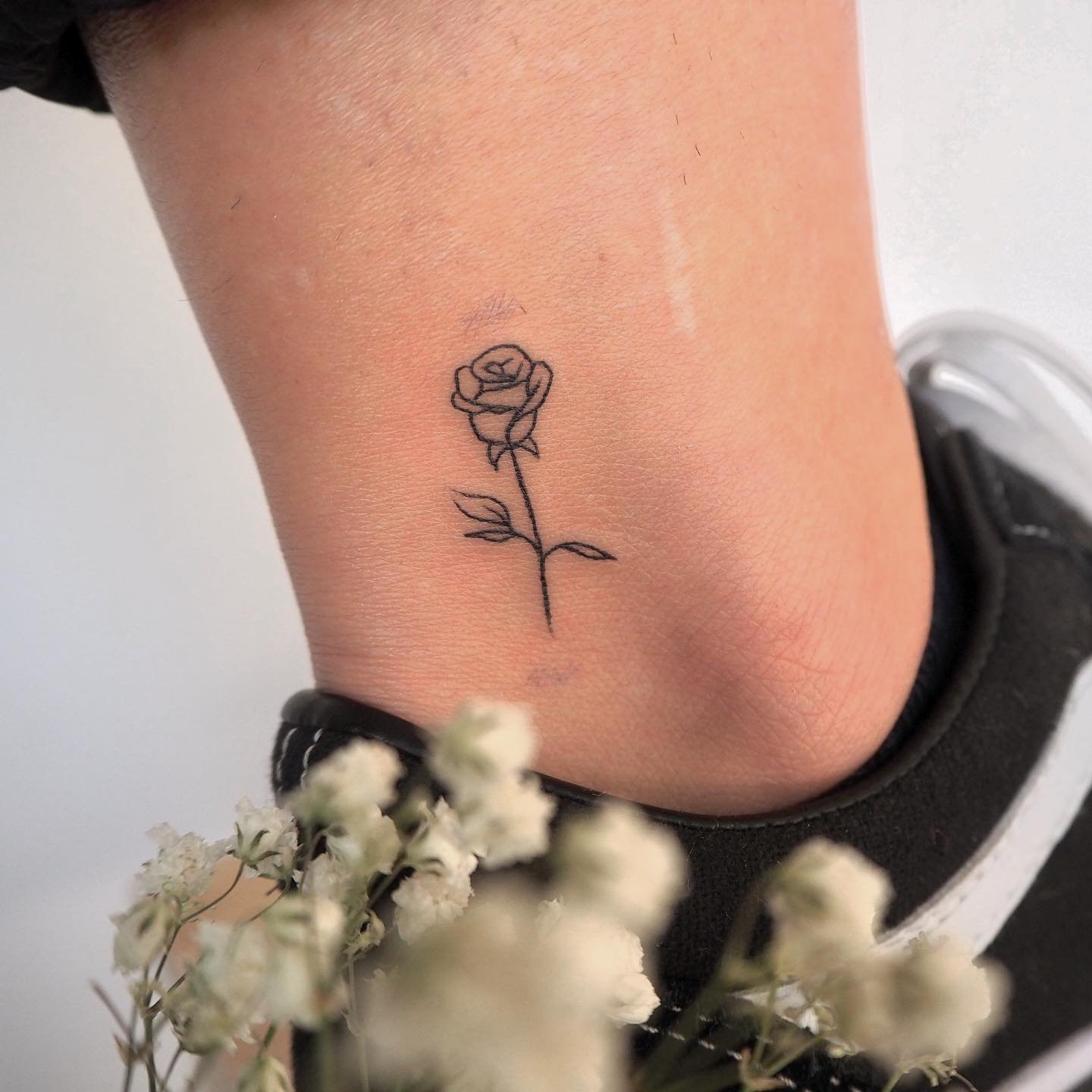 Tatuaje de flor en pie, línea fina Sinkply Madrid