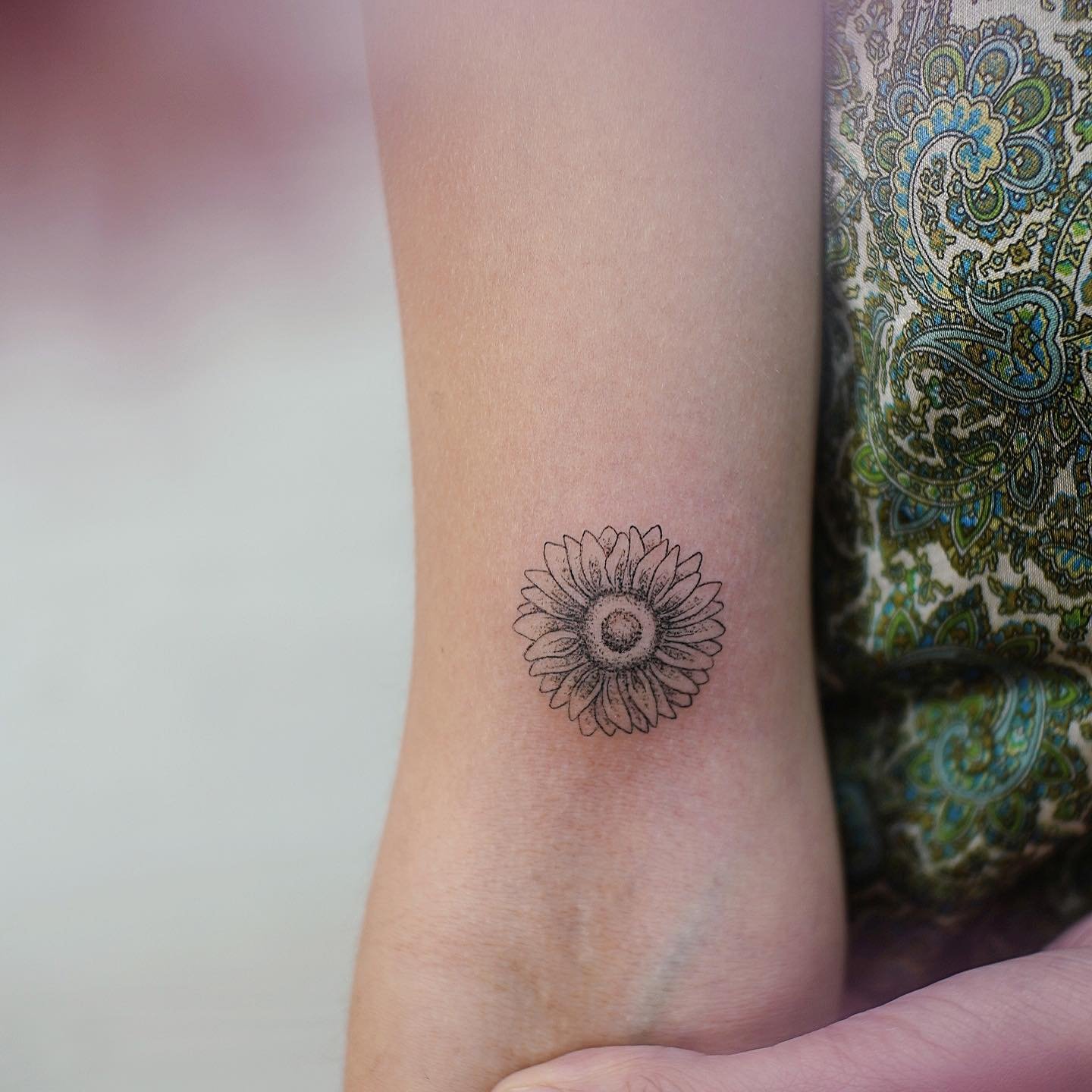 Tatuaje de flor en pie, línea fina Sinkply Madrid
