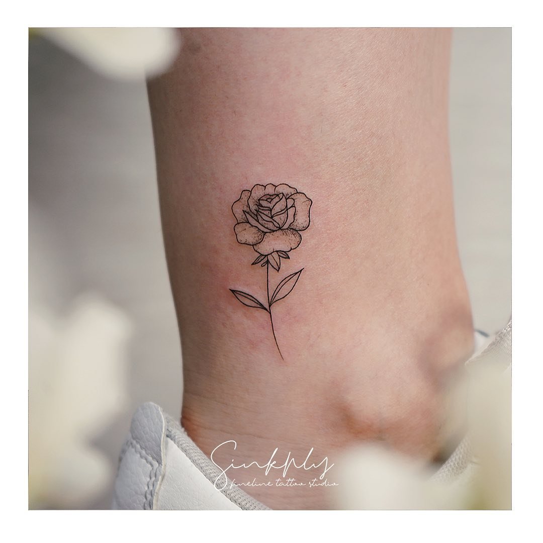 Tatuaje de flor en pie, línea fina Sinkply Madrid