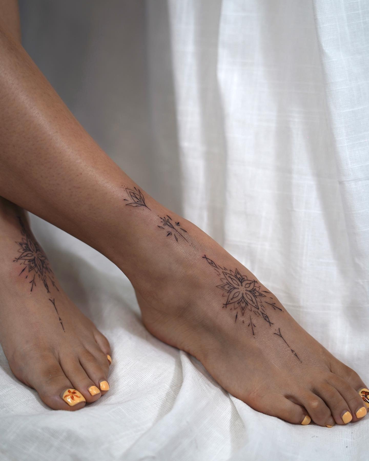 Tatuaje de flor en pie, línea fina Sinkply Madrid