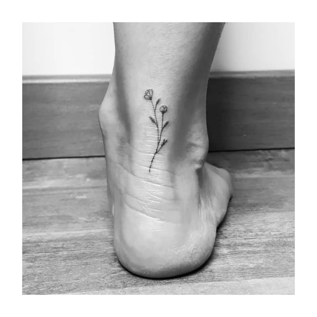 Tatuaje de flor en pie, línea fina Sinkply Madrid