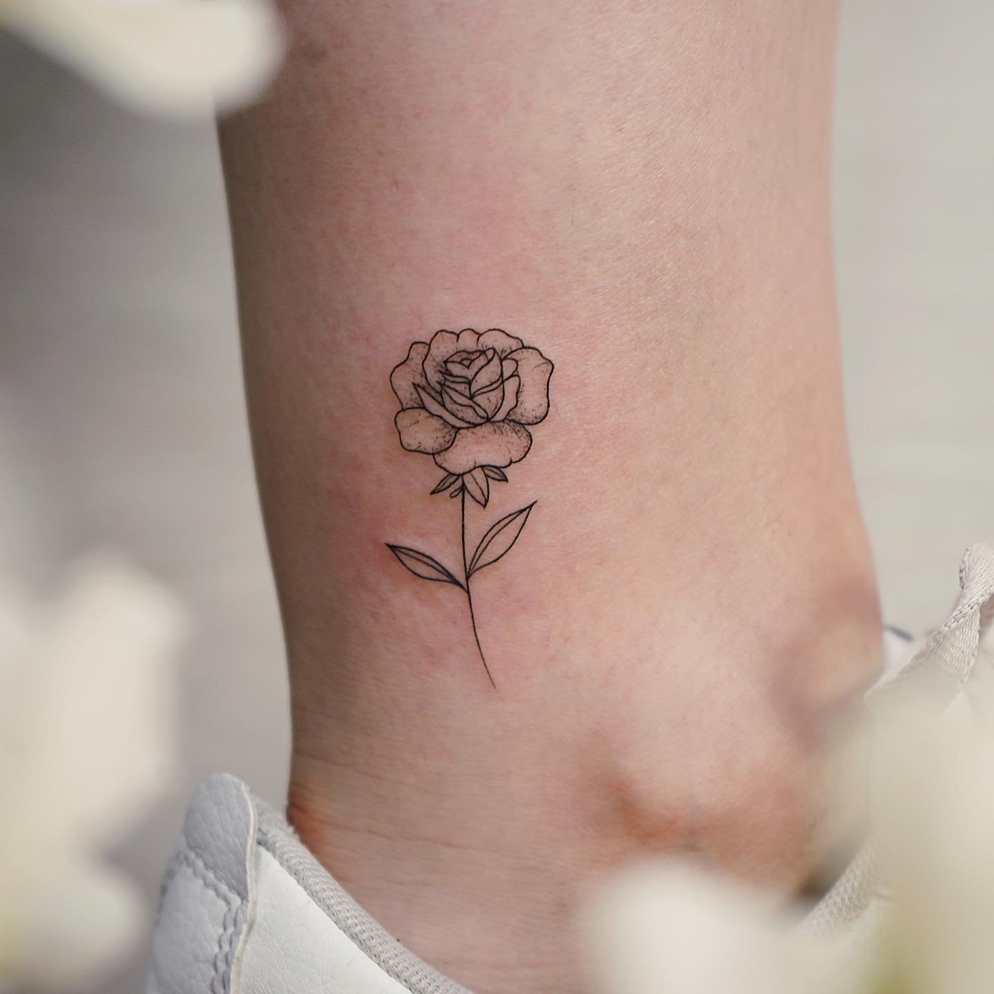 Tatuaje de flor en pie, línea fina Sinkply Madrid