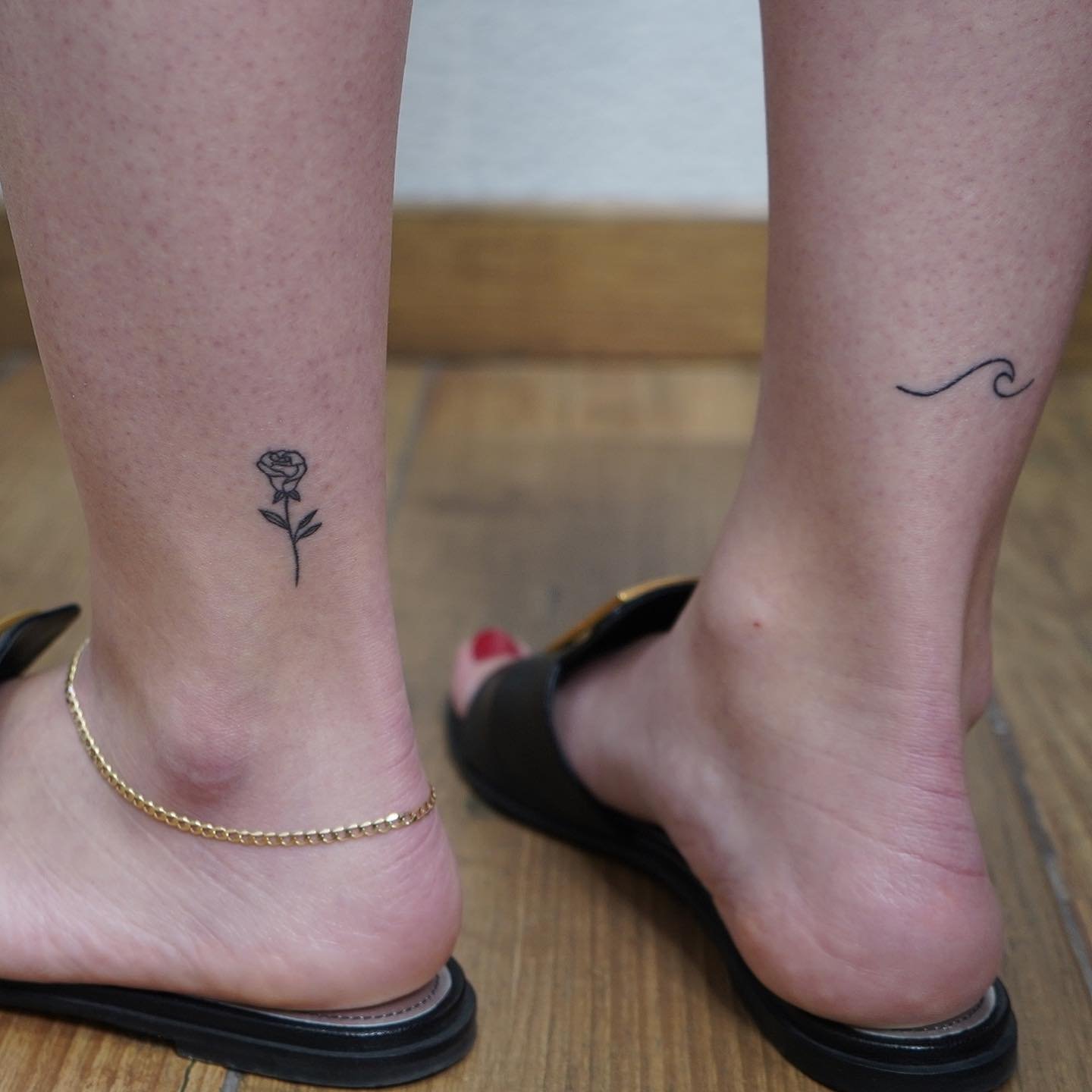Tatuaje de flor en pie, línea fina Sinkply Madrid