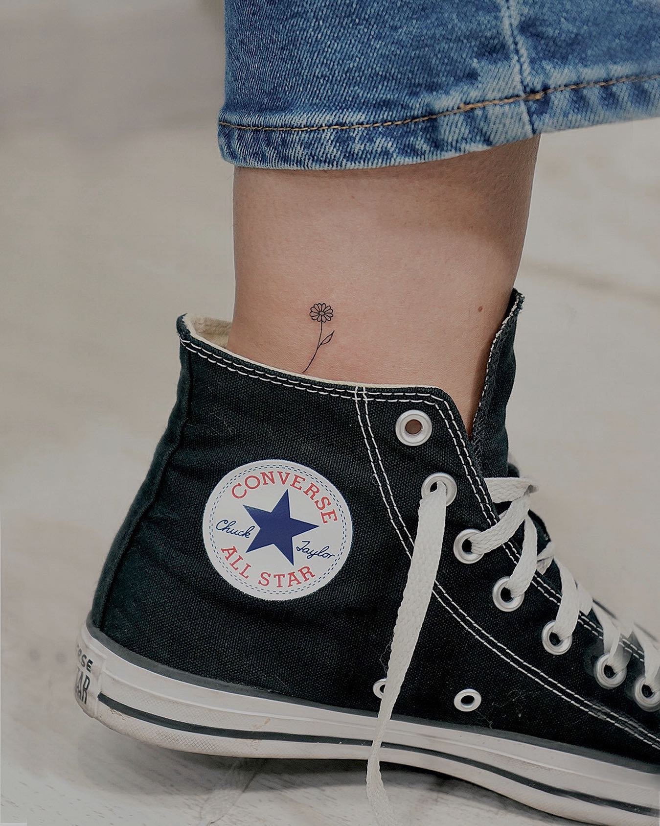 Tatuaje de flor en pie, línea fina Sinkply Madrid
