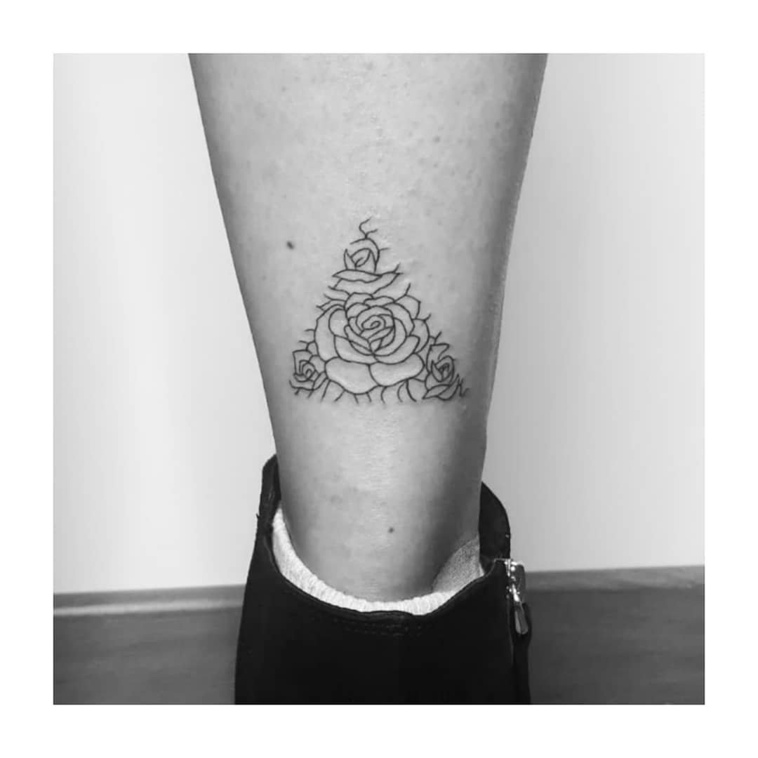 Tatuaje de flor en pierna, línea fina Sinkply Madrid