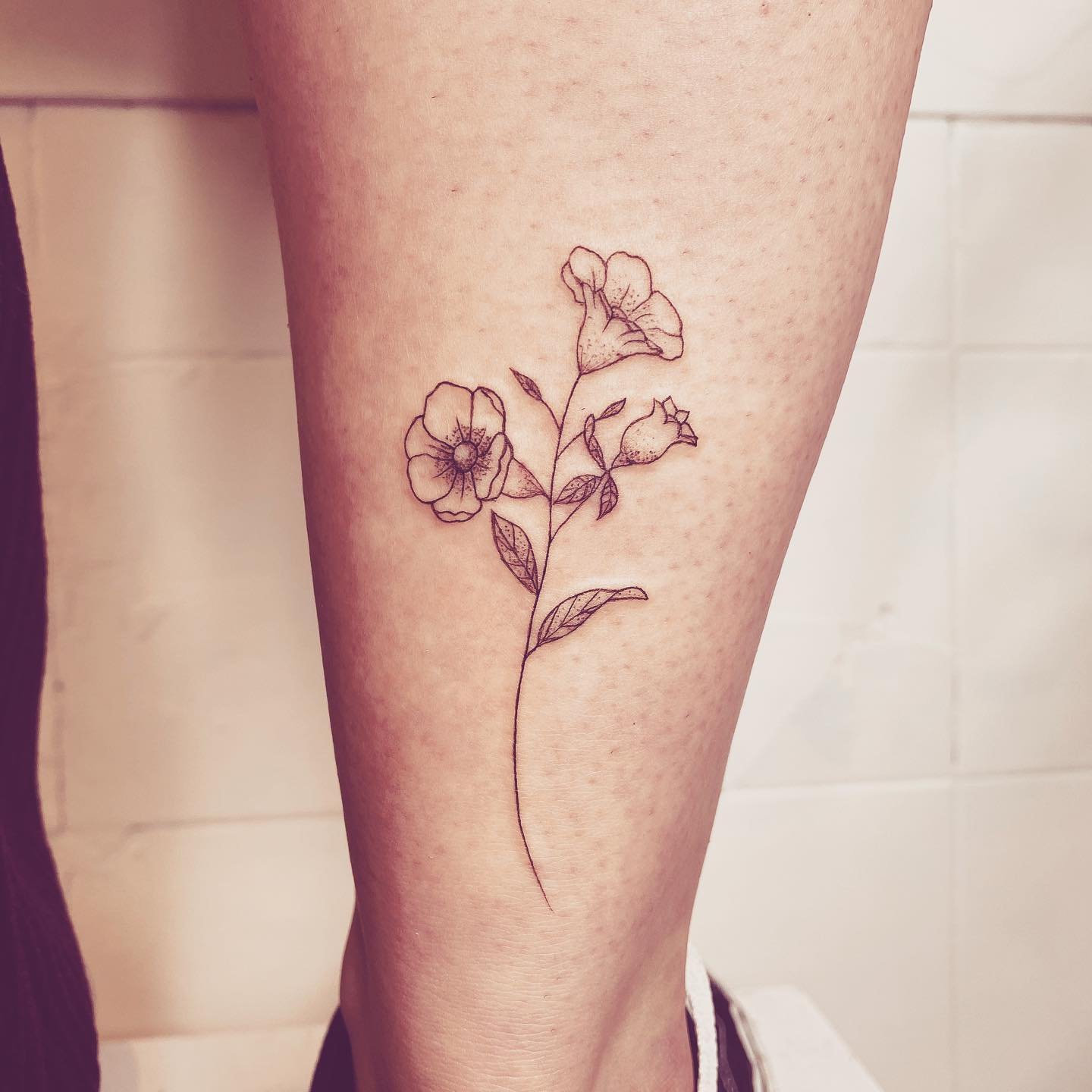 Tatuaje de flor en pierna, línea fina Sinkply Madrid