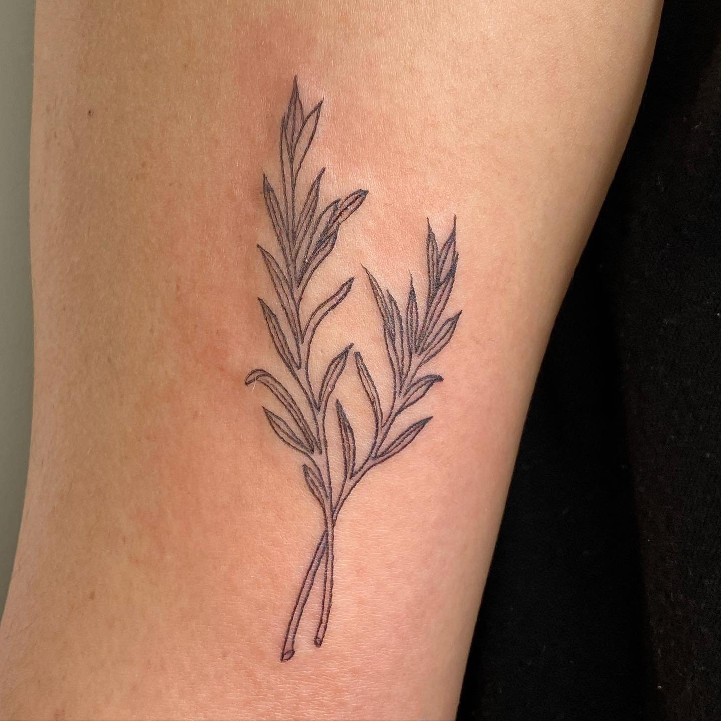Tatuaje de flor en pierna, línea fina Sinkply Madrid