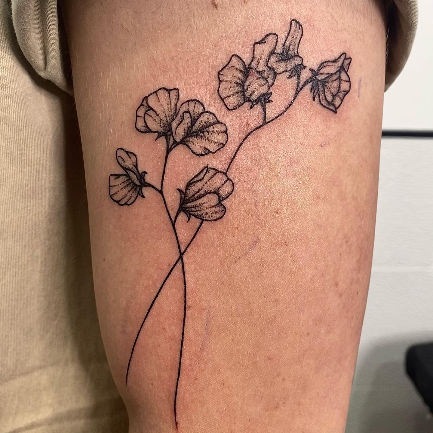 Tatuaje de flor en pierna, línea fina Sinkply Madrid
