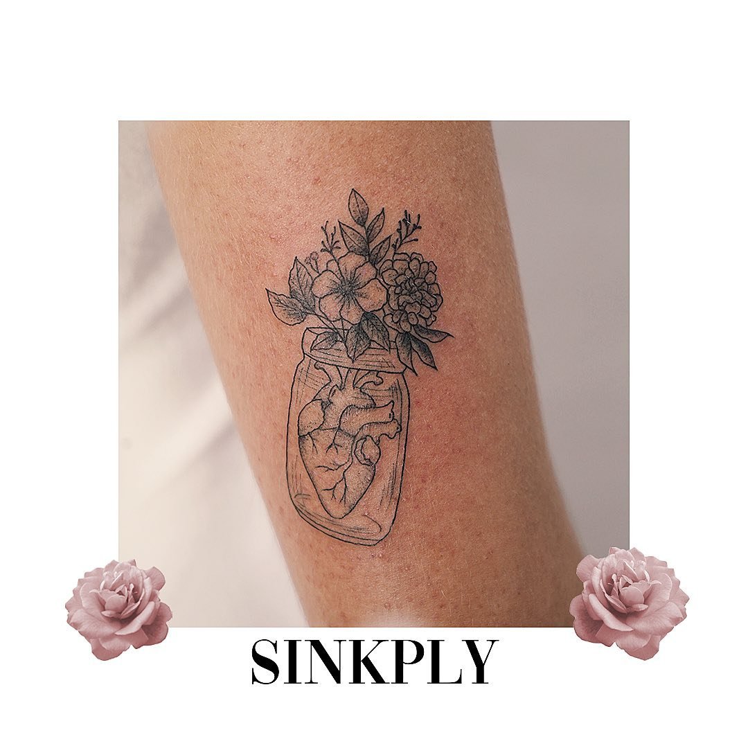 Tatuaje de flor en pierna, línea fina Sinkply Madrid
