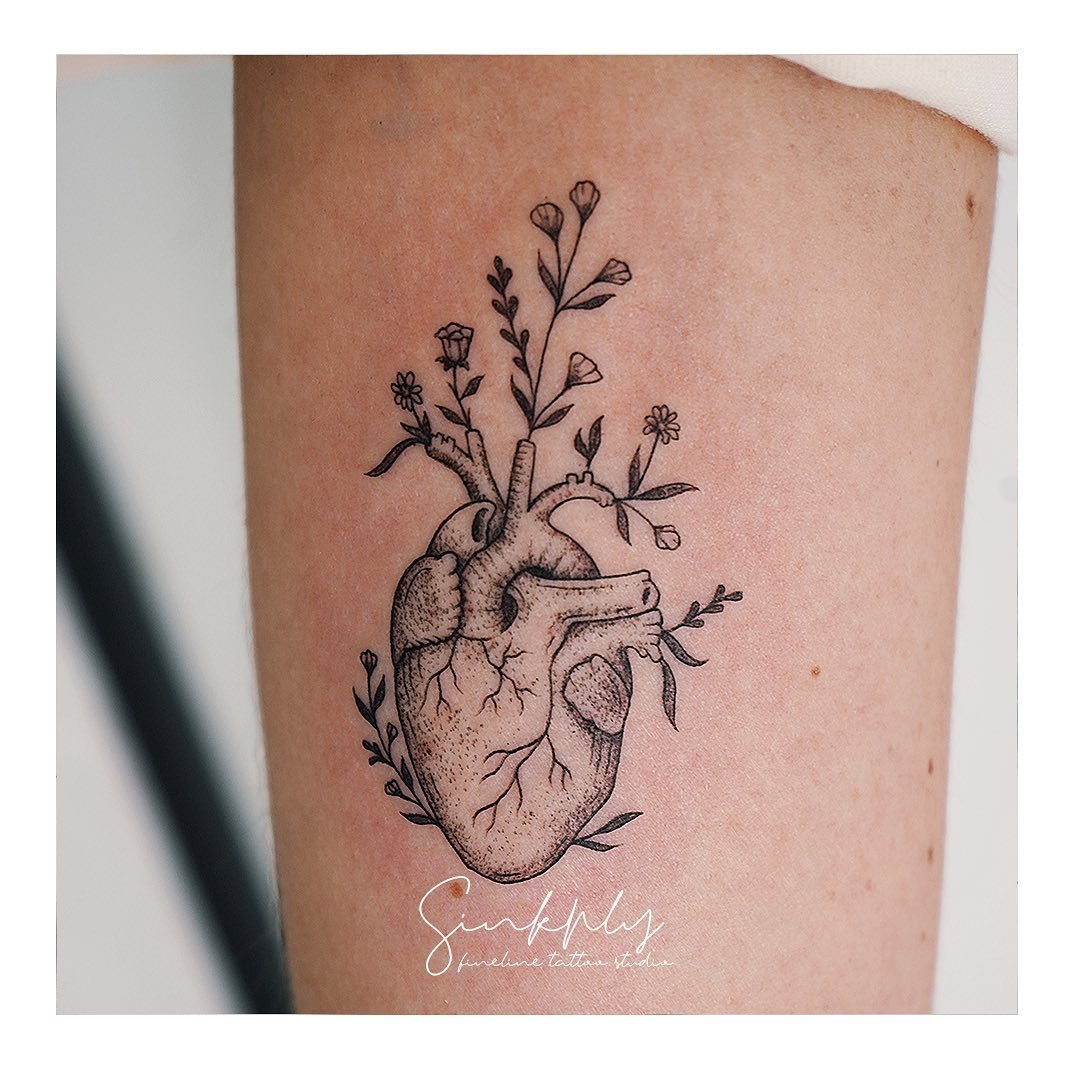 Tatuaje de flor en pierna, línea fina Sinkply Madrid