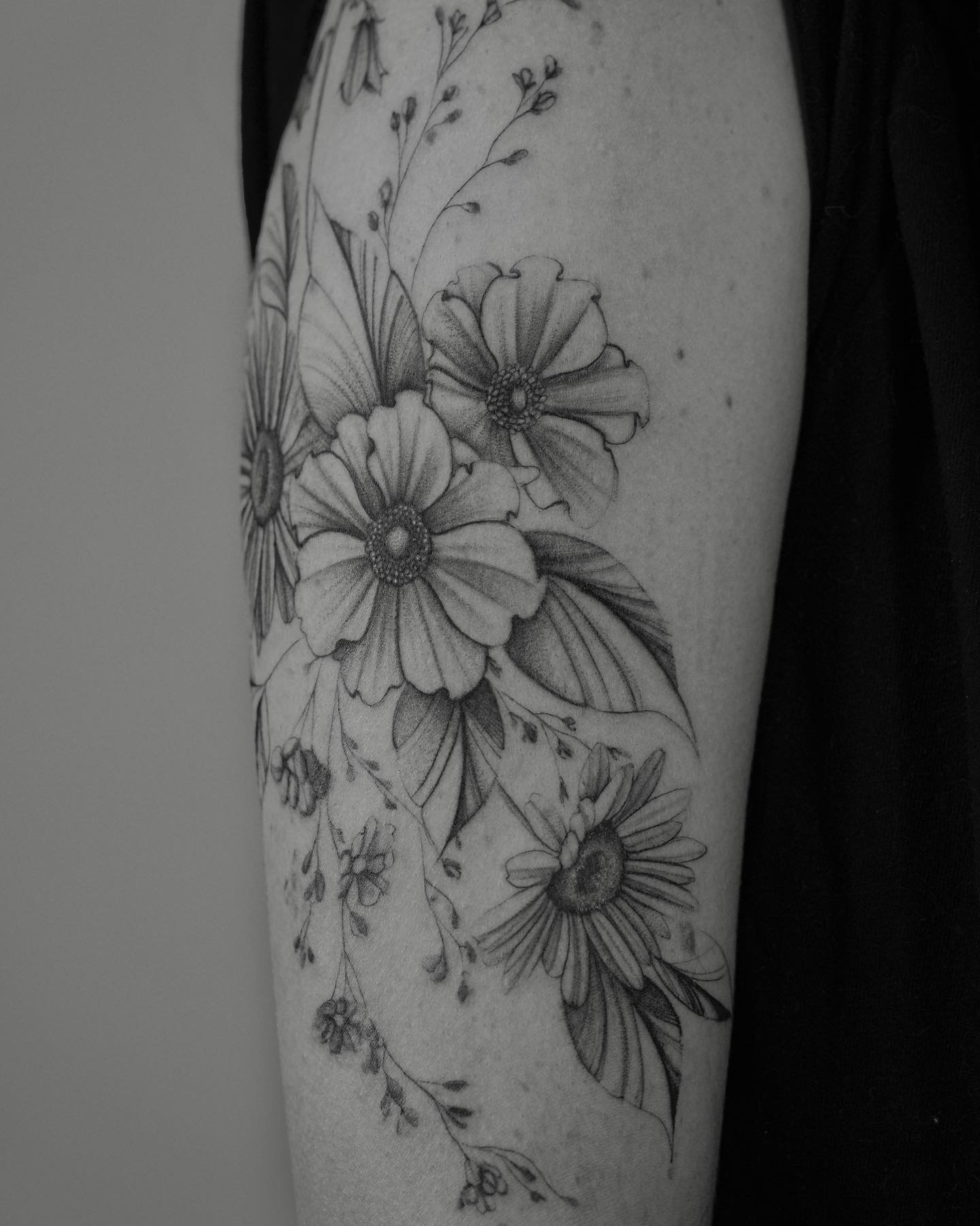 Tatuaje de flor en pierna, línea fina Sinkply Madrid
