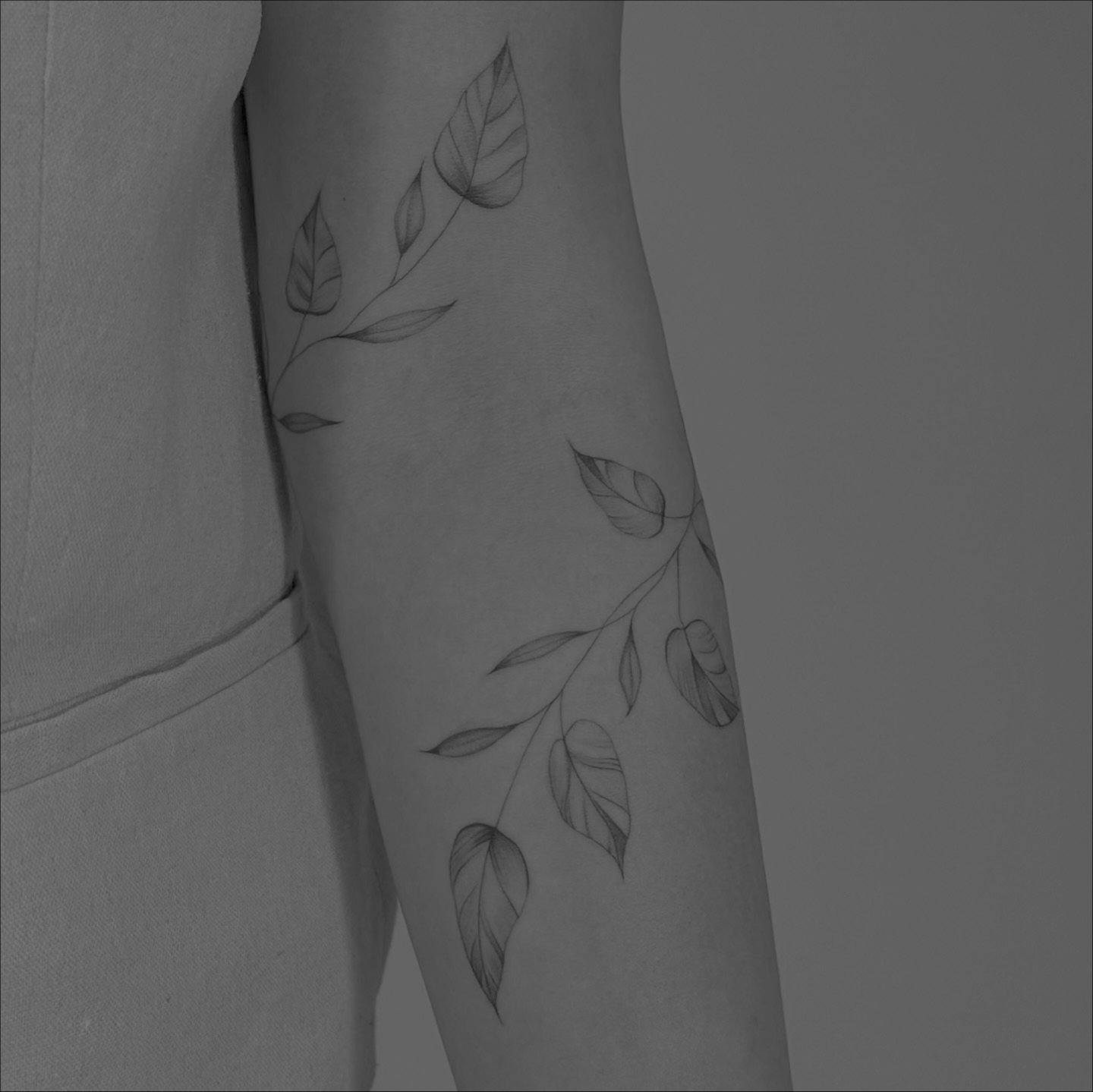 Tatuaje de flor en pierna, línea fina Sinkply Madrid