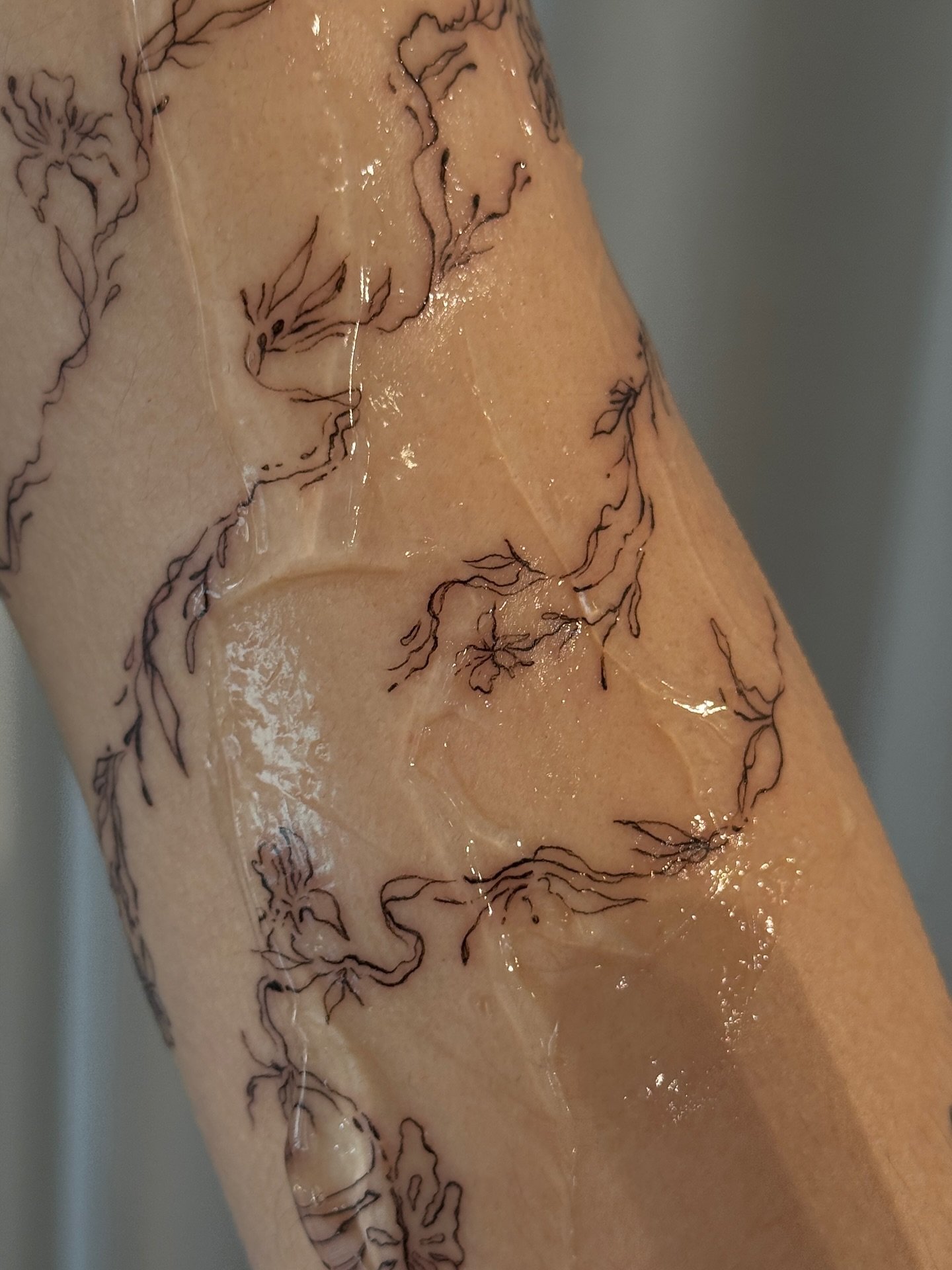 Tatuaje de flor en pierna, línea fina Sinkply Madrid