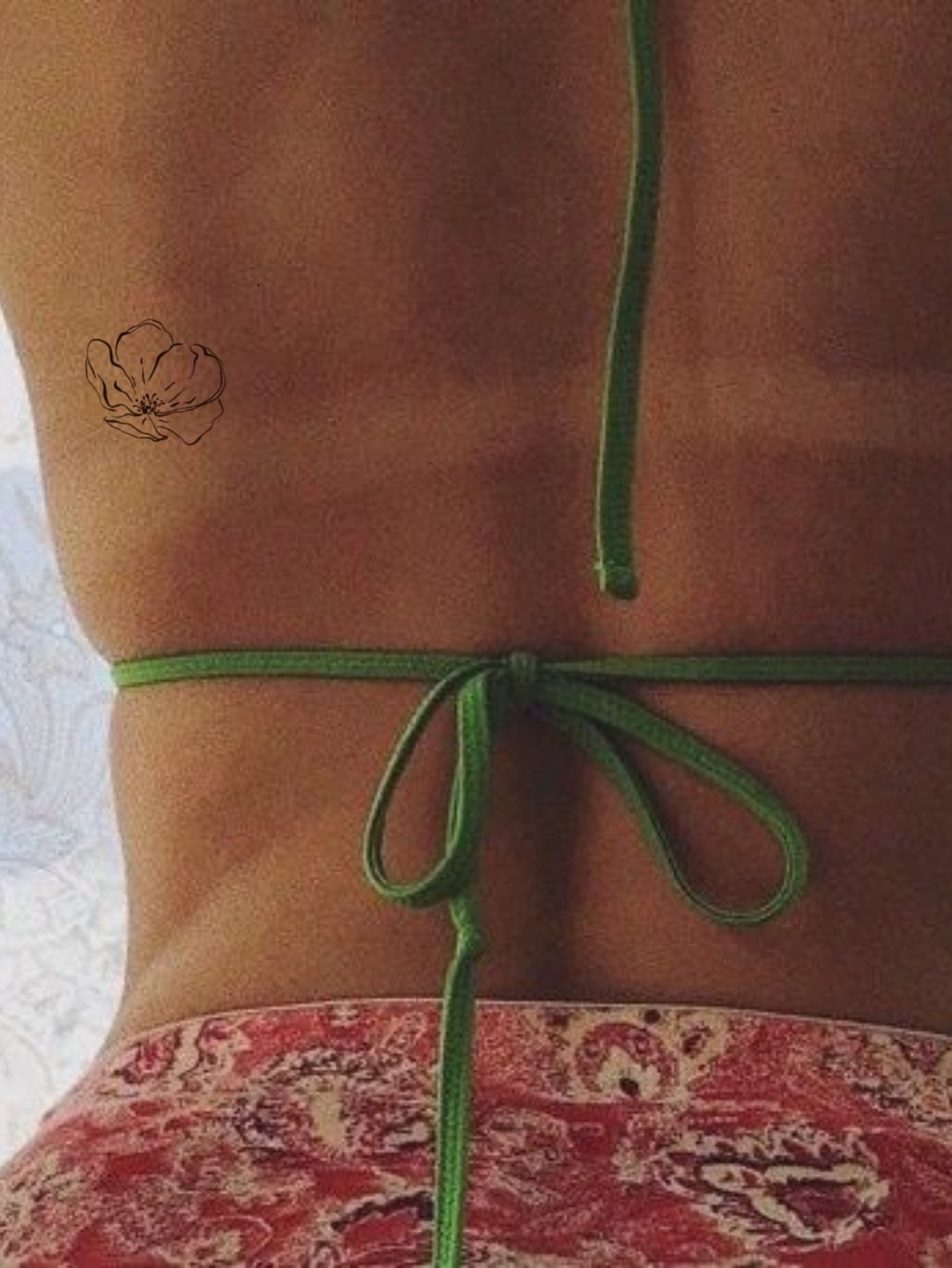 Tatuaje de flor en pierna, línea fina Sinkply Madrid
