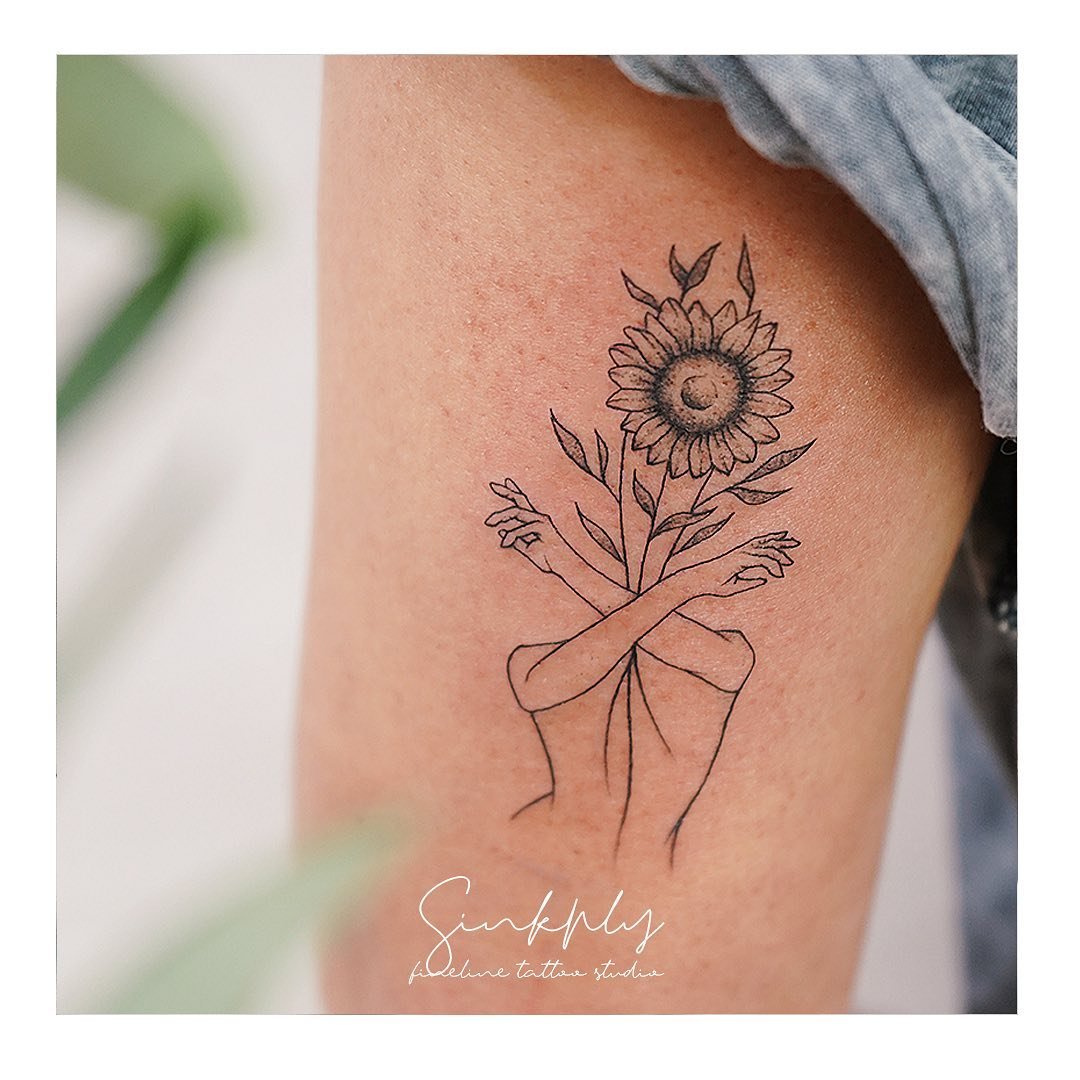 Tatuaje de flor en pierna, línea fina Sinkply Madrid