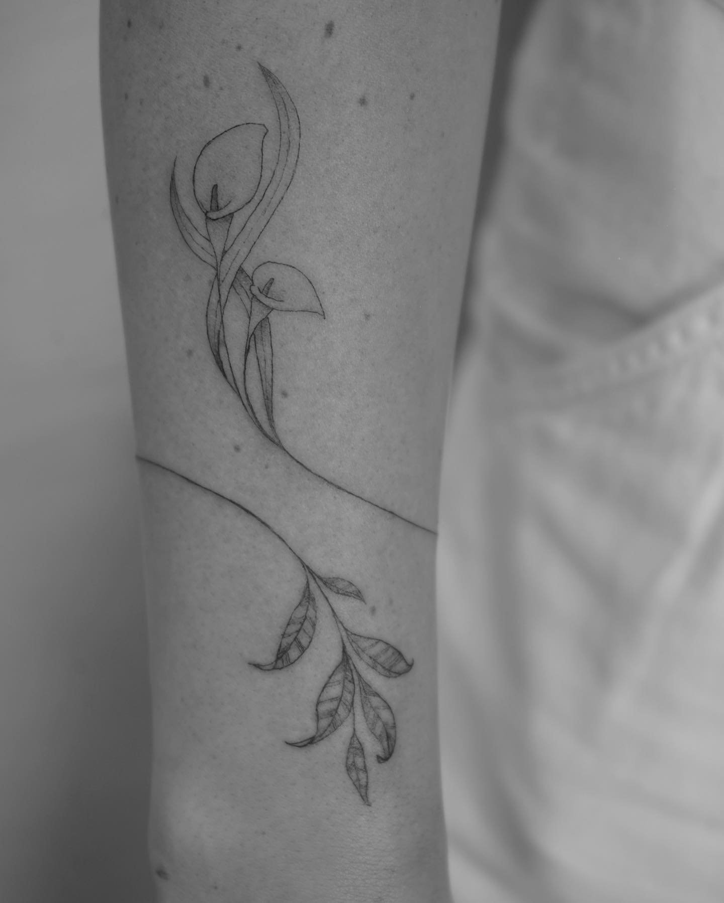 Tatuaje de flor en pierna, línea fina Sinkply Madrid