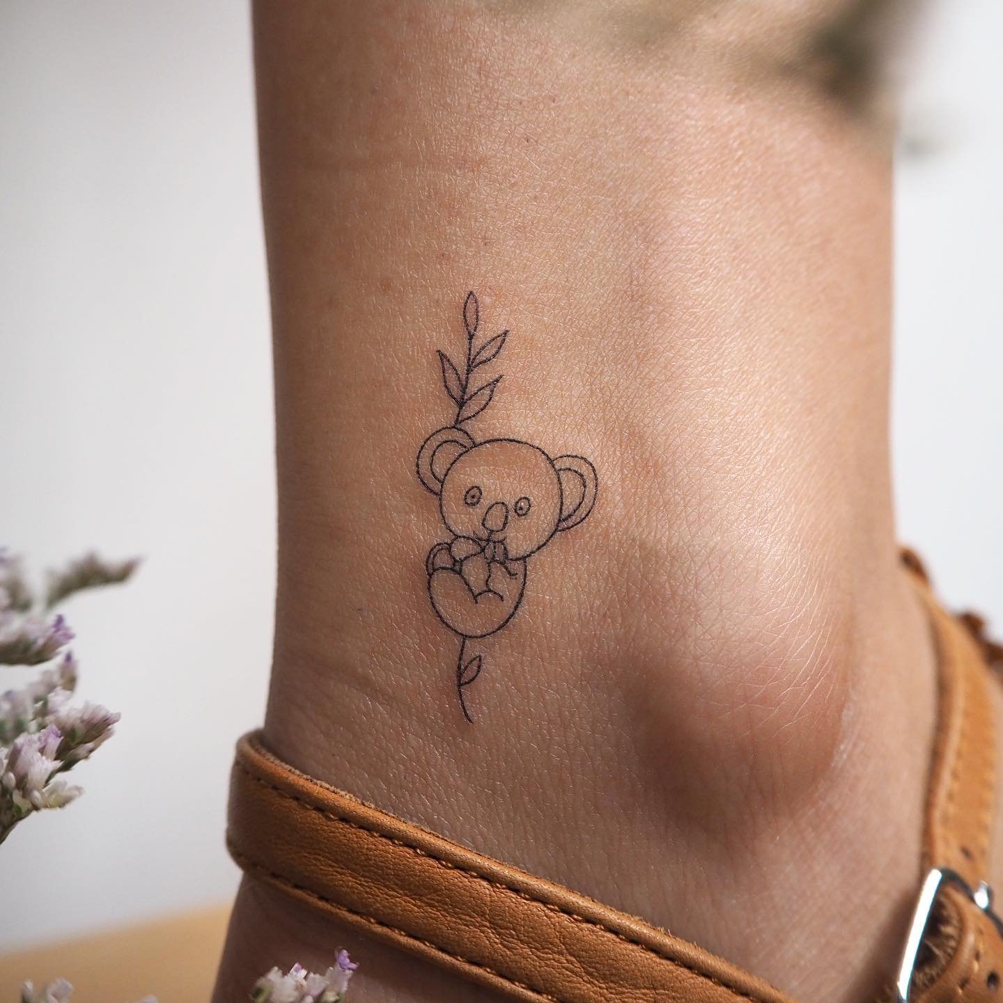 Tatuaje de rama en antebrazo, línea fina Sinkply Madrid