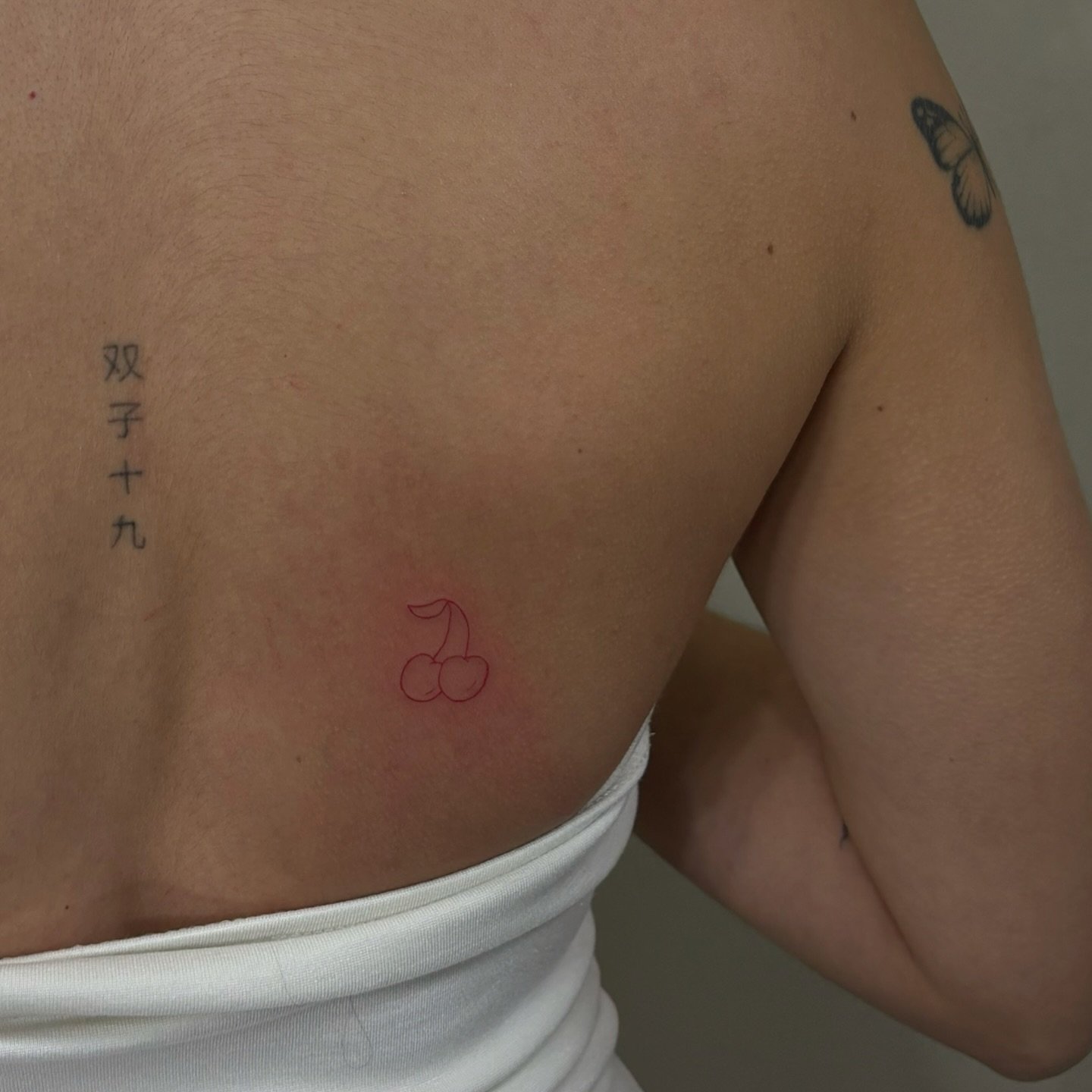 Tatuaje de rama en antebrazo, línea fina Sinkply Madrid