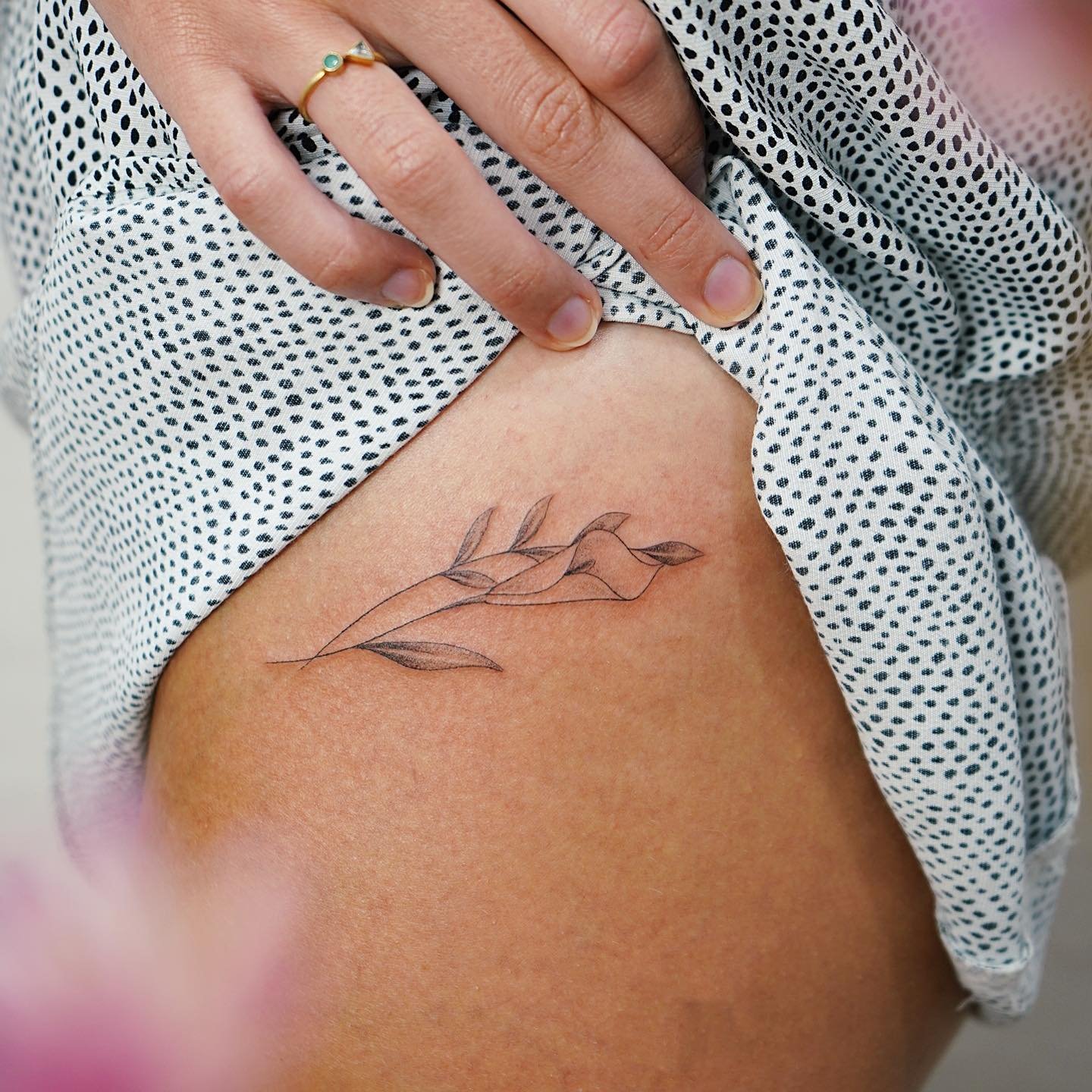 Tatuaje de rama en antebrazo, línea fina Sinkply Madrid