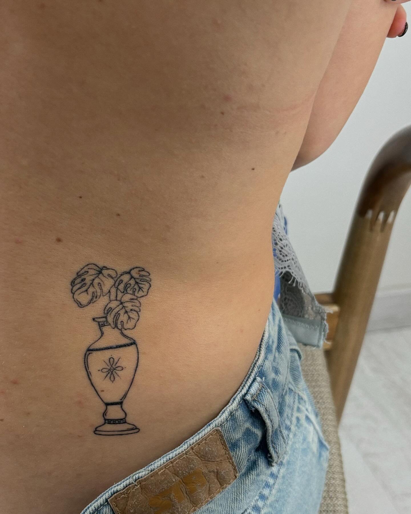 Tatuaje de rama en antebrazo, línea fina Sinkply Madrid
