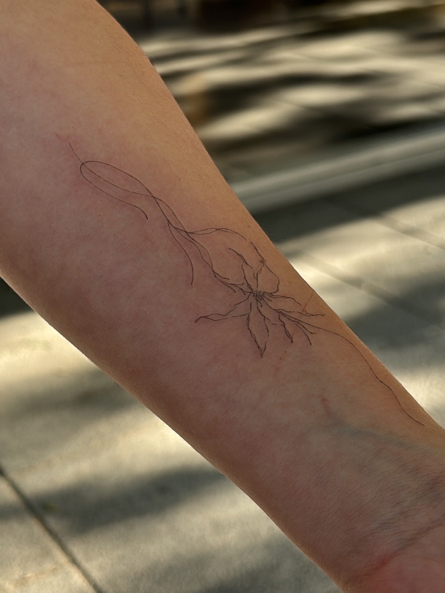 Tatuaje de rama en antebrazo, línea fina Sinkply Madrid