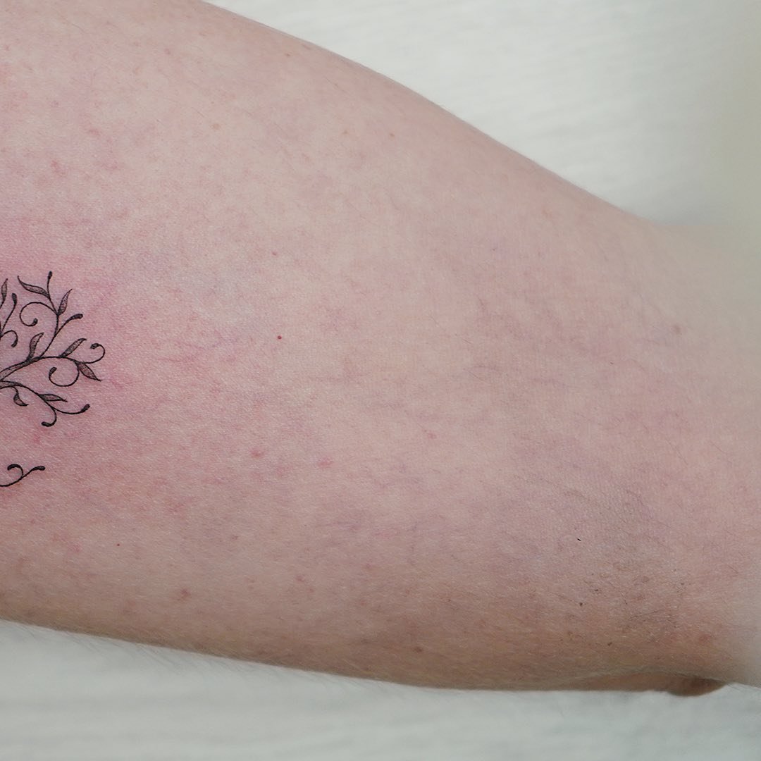 Tatuaje de rama en antebrazo, línea fina Sinkply Madrid