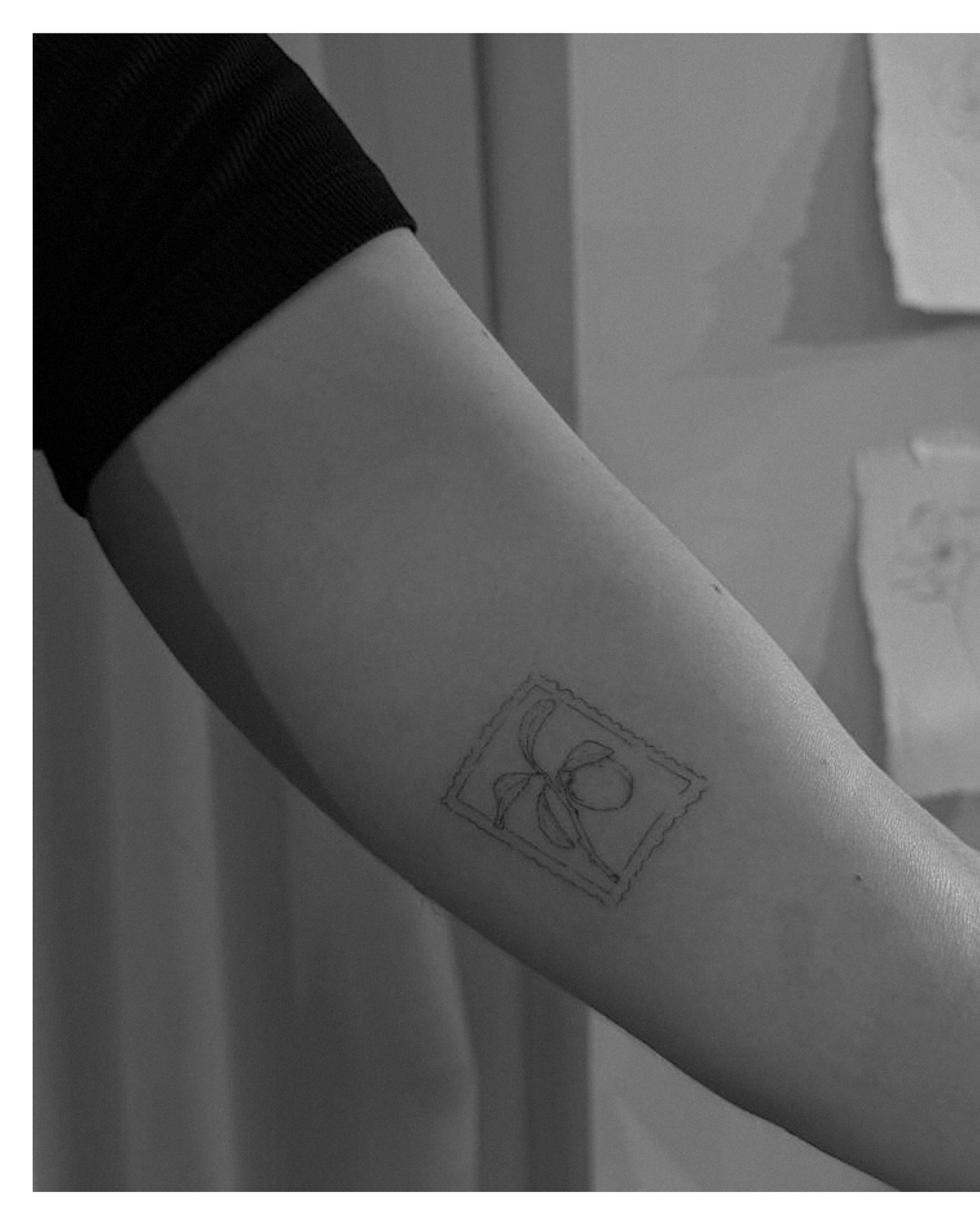 Tatuaje de rama en antebrazo, línea fina Sinkply Madrid