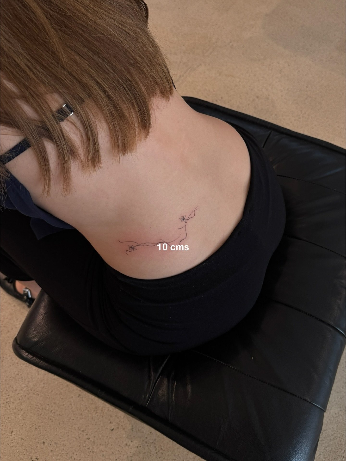Tatuaje de rama en antebrazo, línea fina Sinkply Madrid