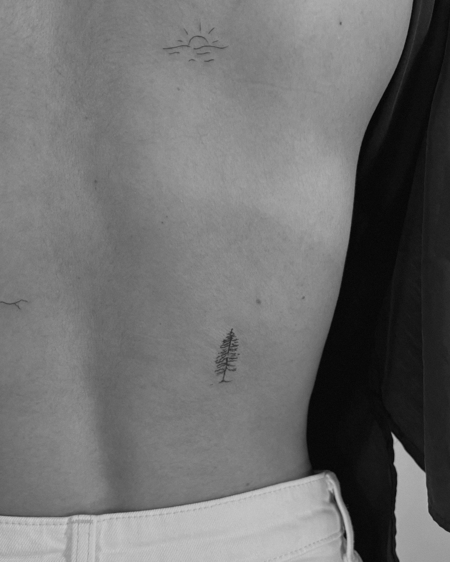 Tatuaje de rama en antebrazo, línea fina Sinkply Studio