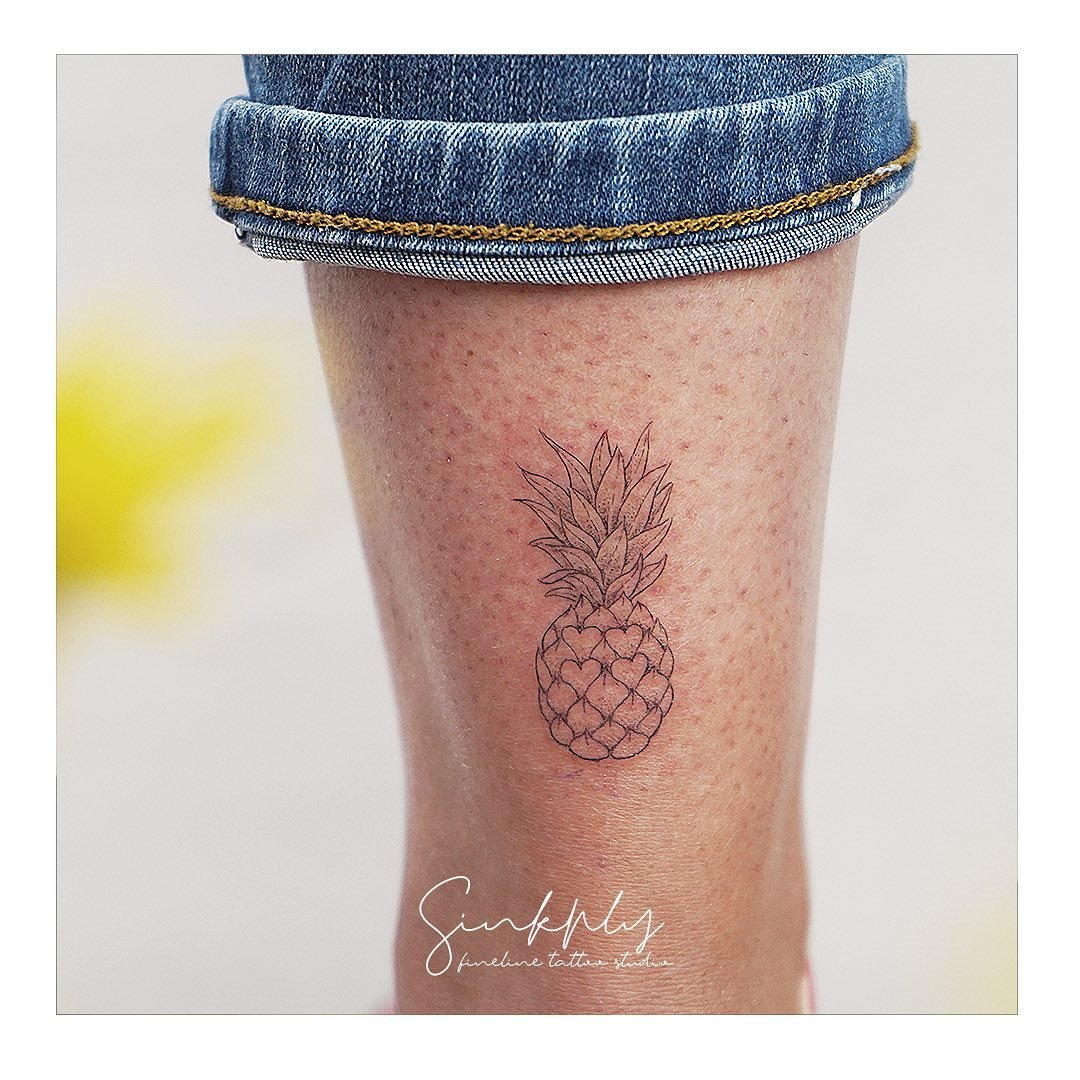 Tatuaje de rama en antebrazo, línea fina Sinkply Madrid