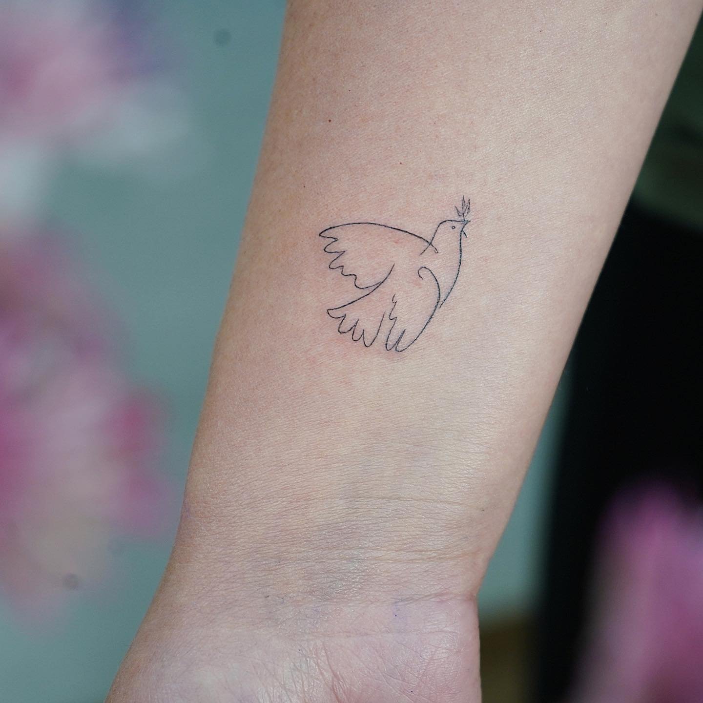 Tatuaje de rama en antebrazo, línea fina Sinkply Madrid