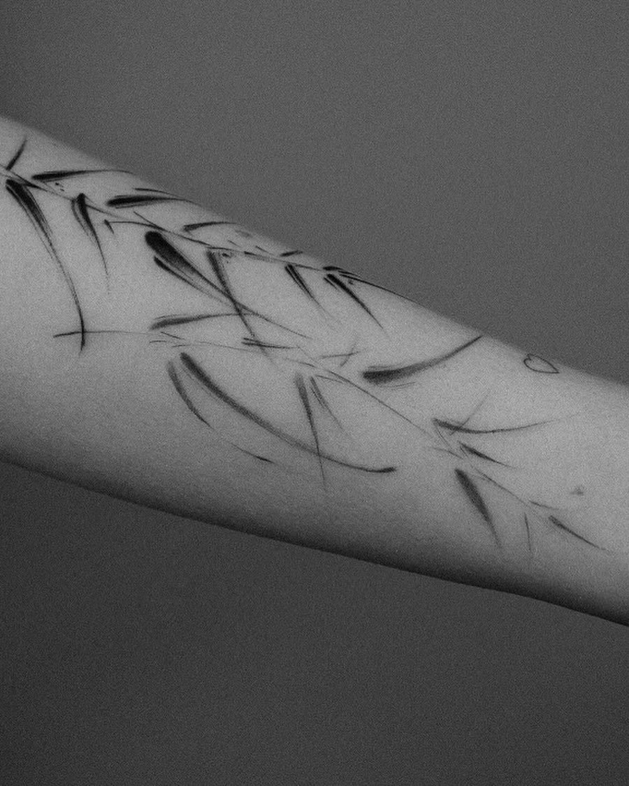 Tatuaje de rama en antebrazo, línea fina Sinkply Madrid