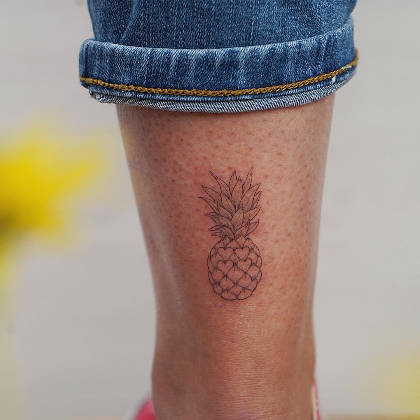 Tatuaje de rama en antebrazo, línea fina Sinkply Madrid