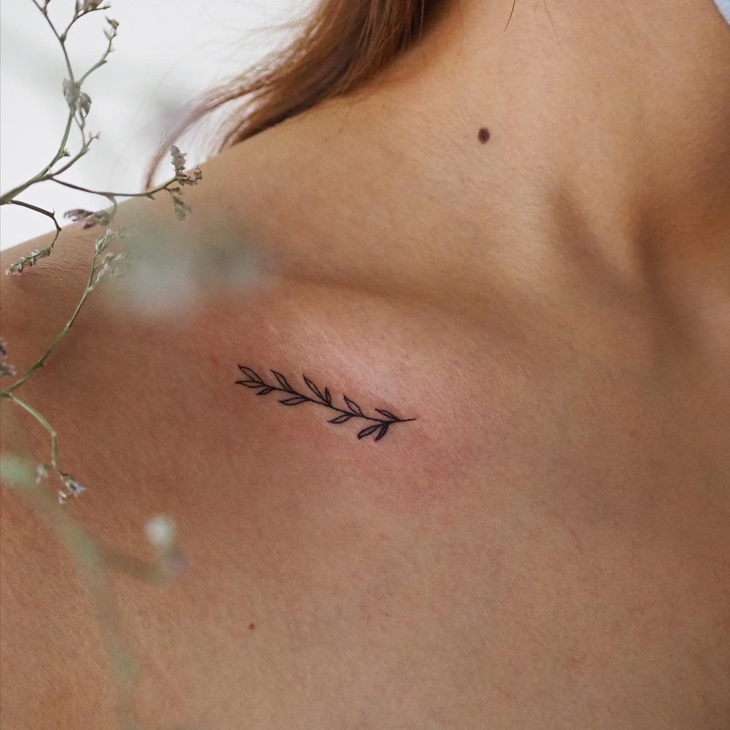 Tatuaje de rama en antebrazo, línea fina Sinkply Madrid