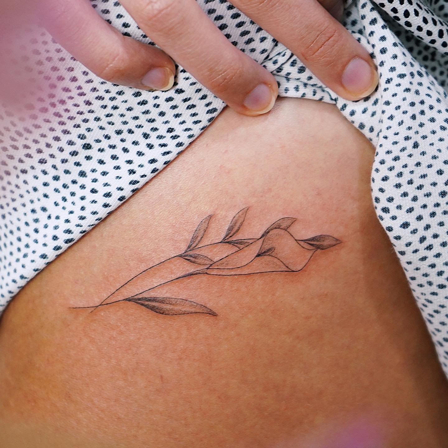 Tatuaje de rama en antebrazo, línea fina Sinkply Madrid