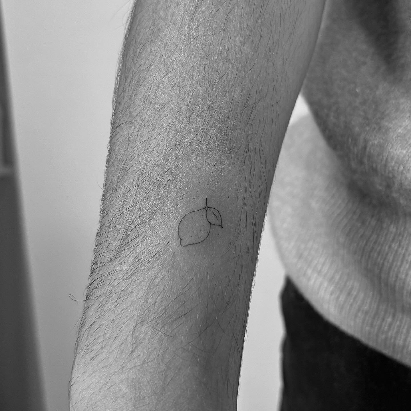 Tatuaje de rama en antebrazo, línea fina Sinkply Madrid
