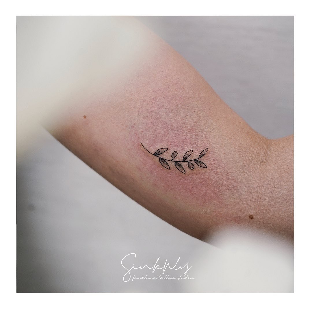 Fineline-Tattoo · Ast · Unterarm · Sinkply Zürich