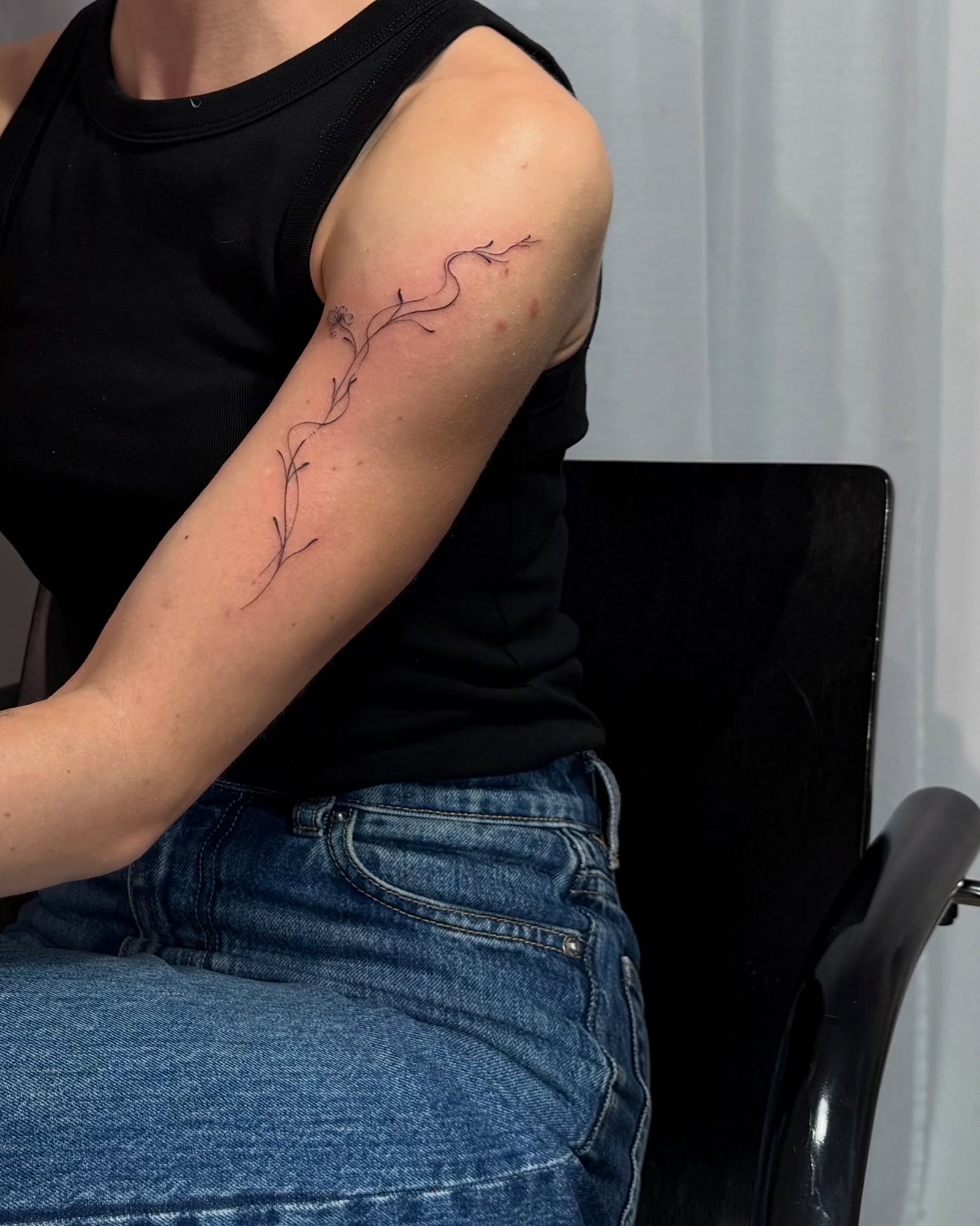 Tatuaje de rama en brazo, línea fina Sinkply Madrid