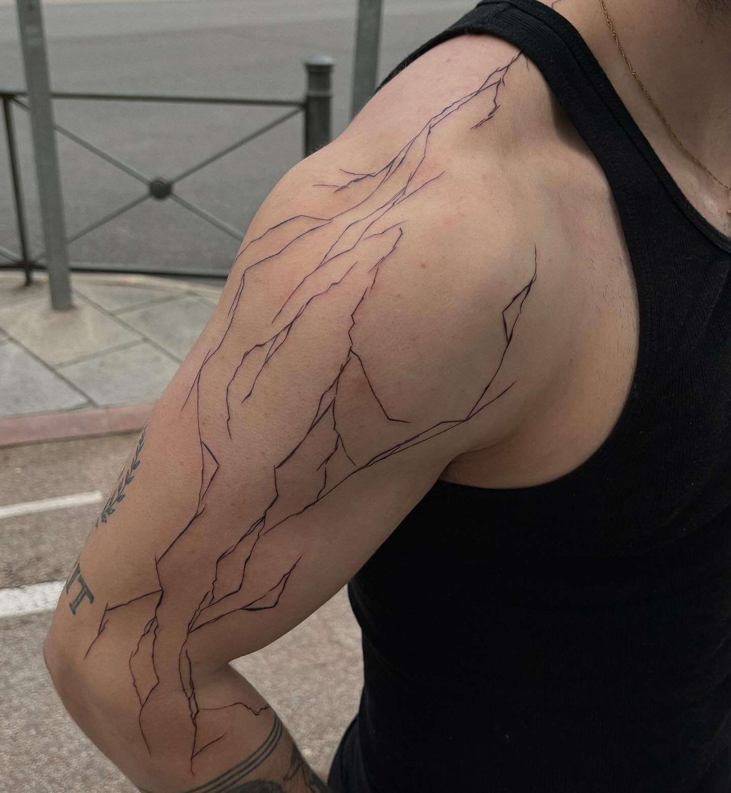 Fineline-Tattoo · Ast · Arm · Sinkply Zürich