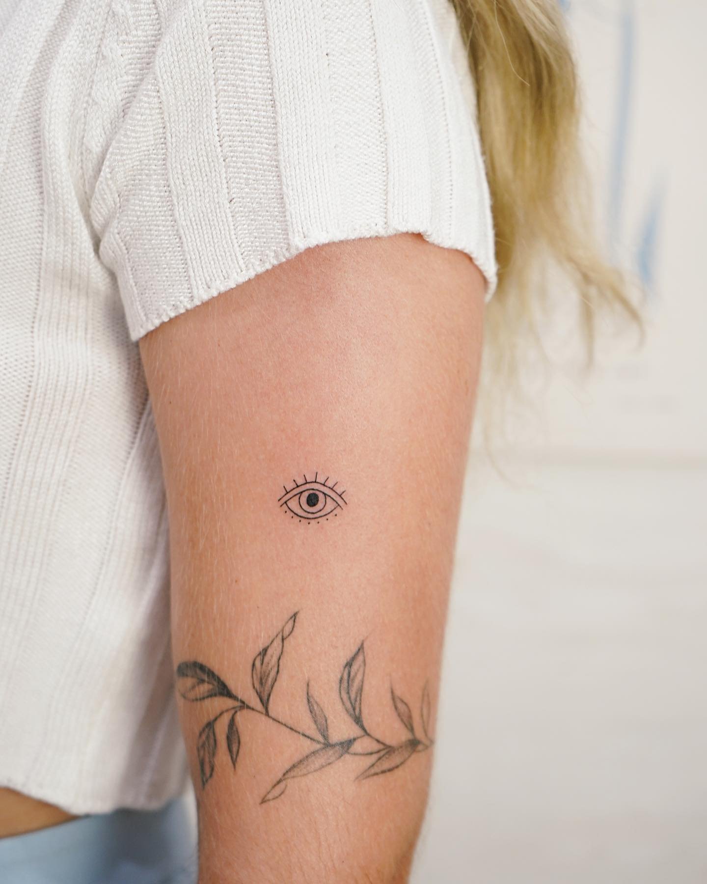 Tatuaje de rama en brazo, línea fina Sinkply Madrid