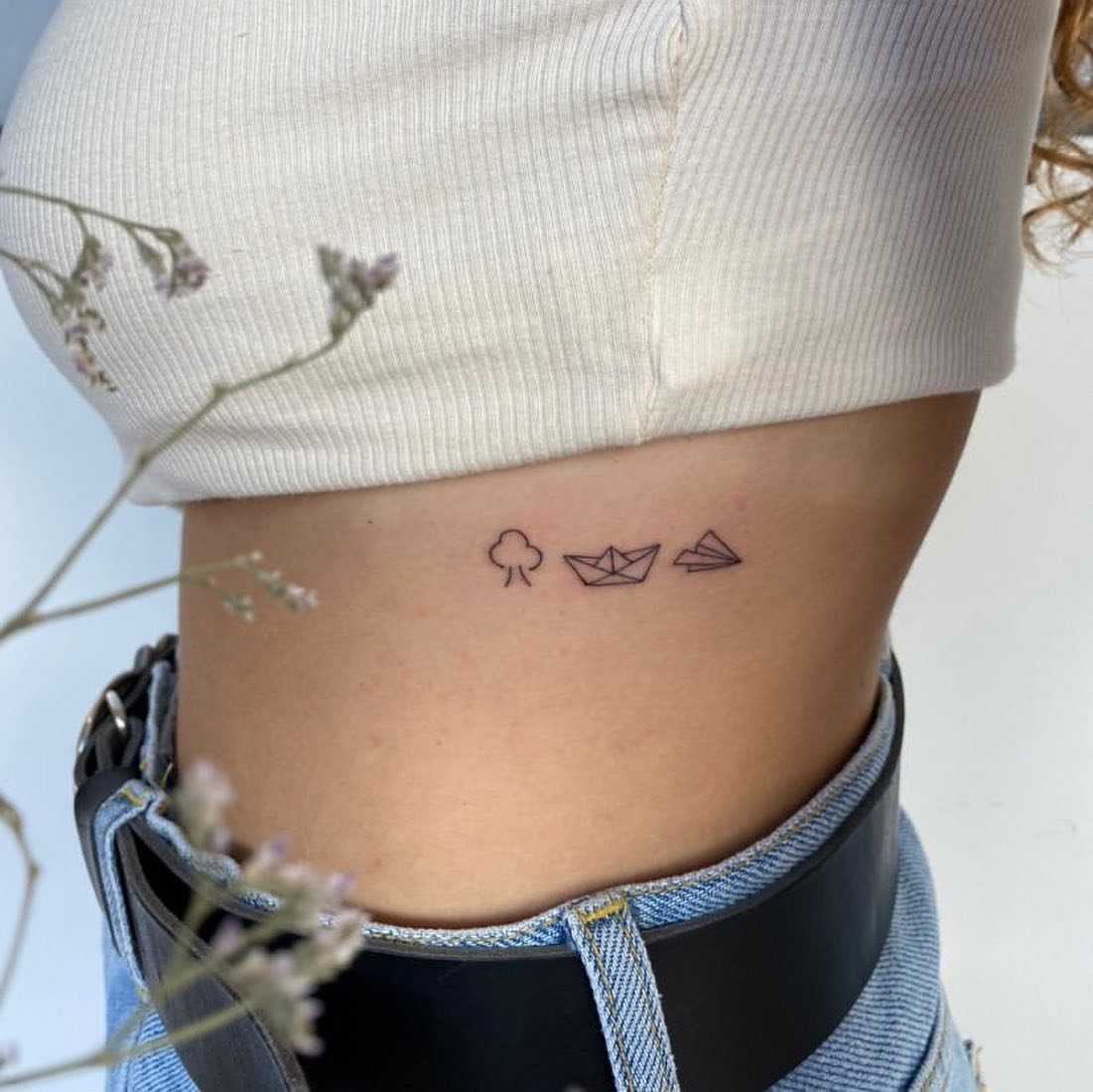 Tatuaje de rama en costilla, línea fina Sinkply Madrid