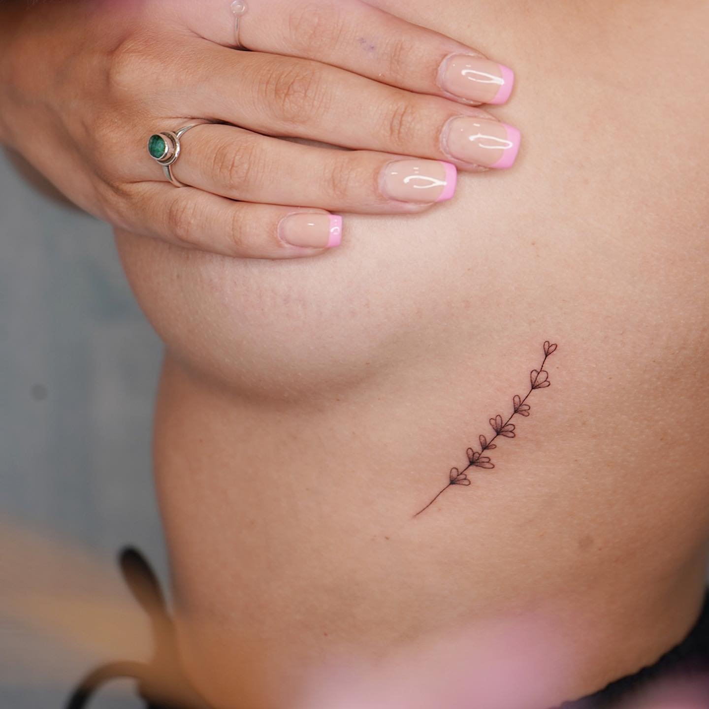Tatuaje de rama en cuello, línea fina Sinkply Madrid
