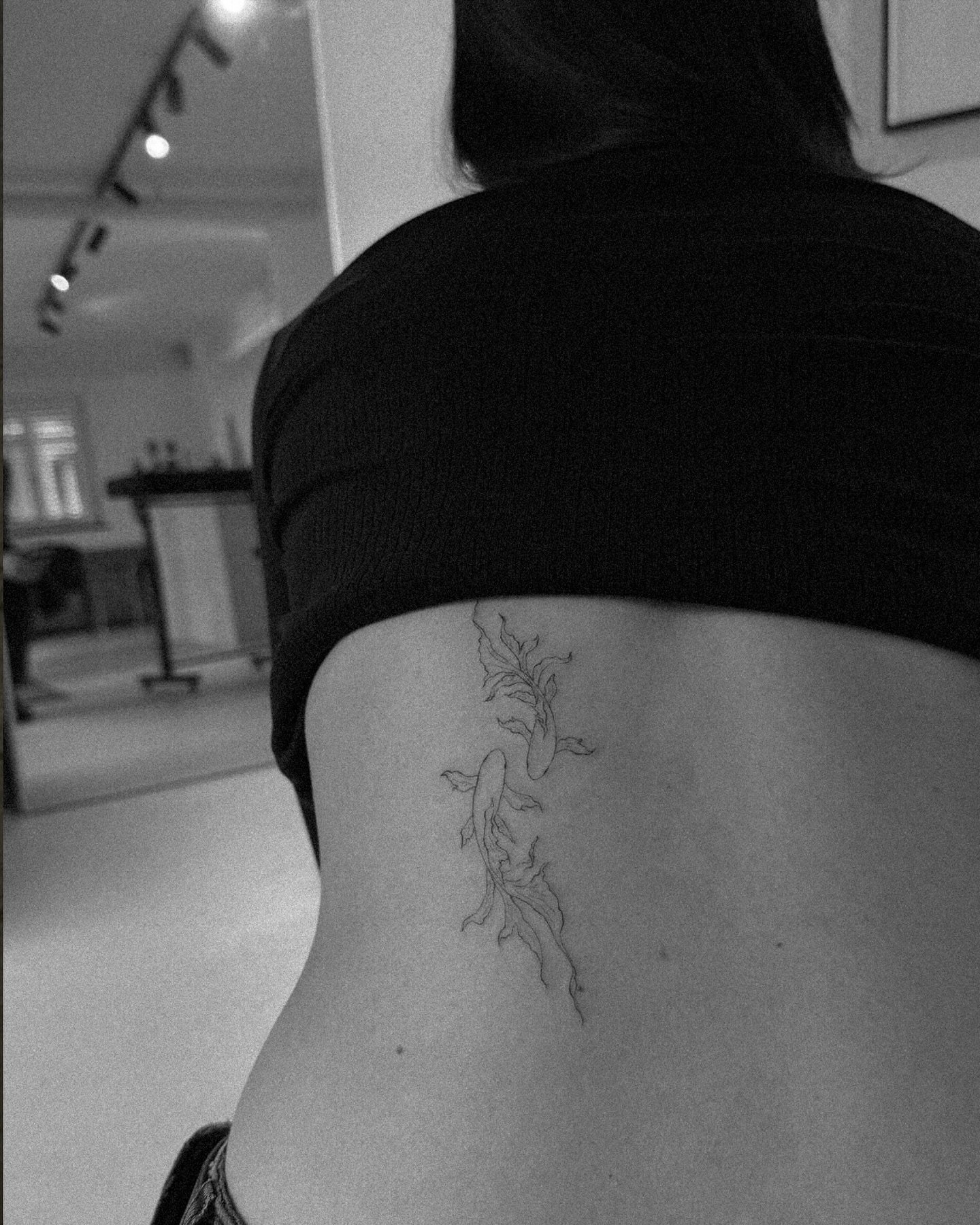 Tatuaje de rama en espalda, línea fina Sinkply Madrid