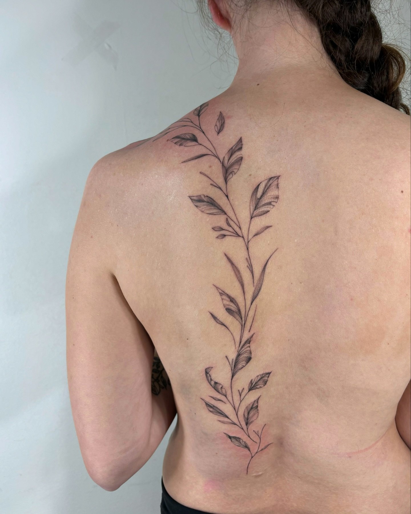 Tatuaje de rama en espalda, línea fina Sinkply Madrid