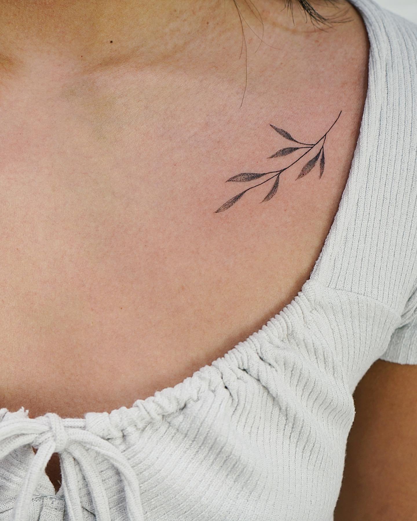 Tatuaje de rama en hombro, línea fina Sinkply Madrid