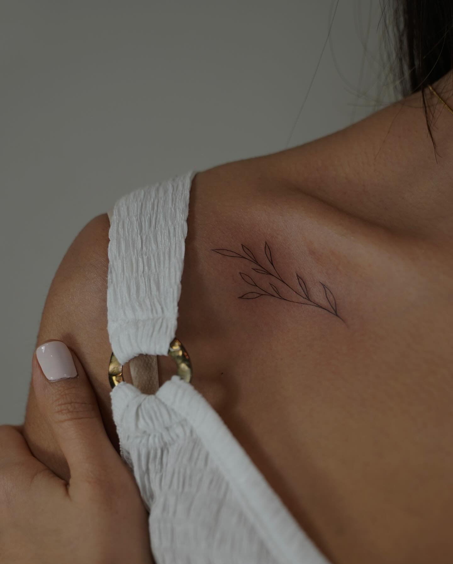 Tatuaje de rama en hombro, línea fina Sinkply Madrid
