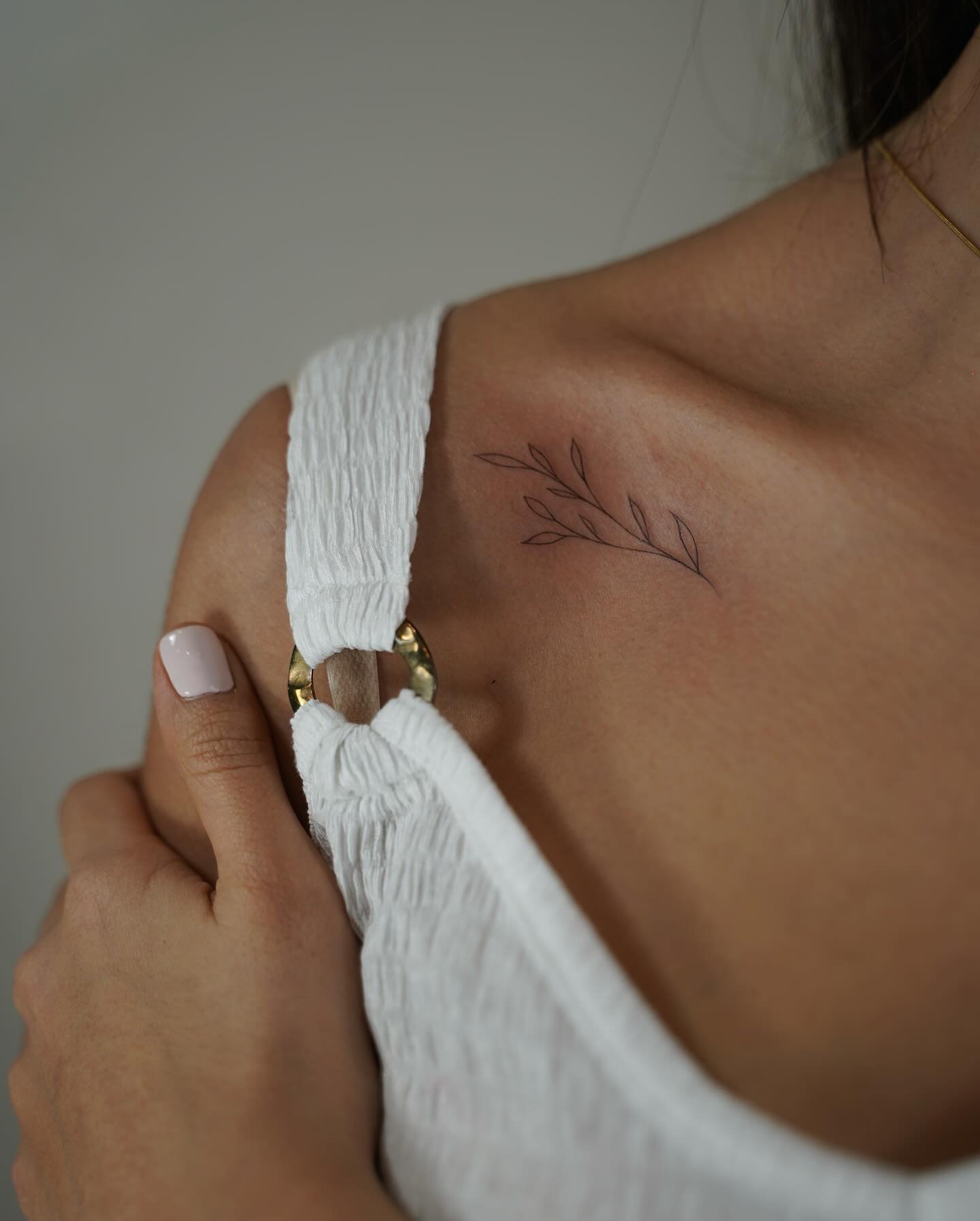 Tatuaje de rama en hombro, línea fina Sinkply Madrid