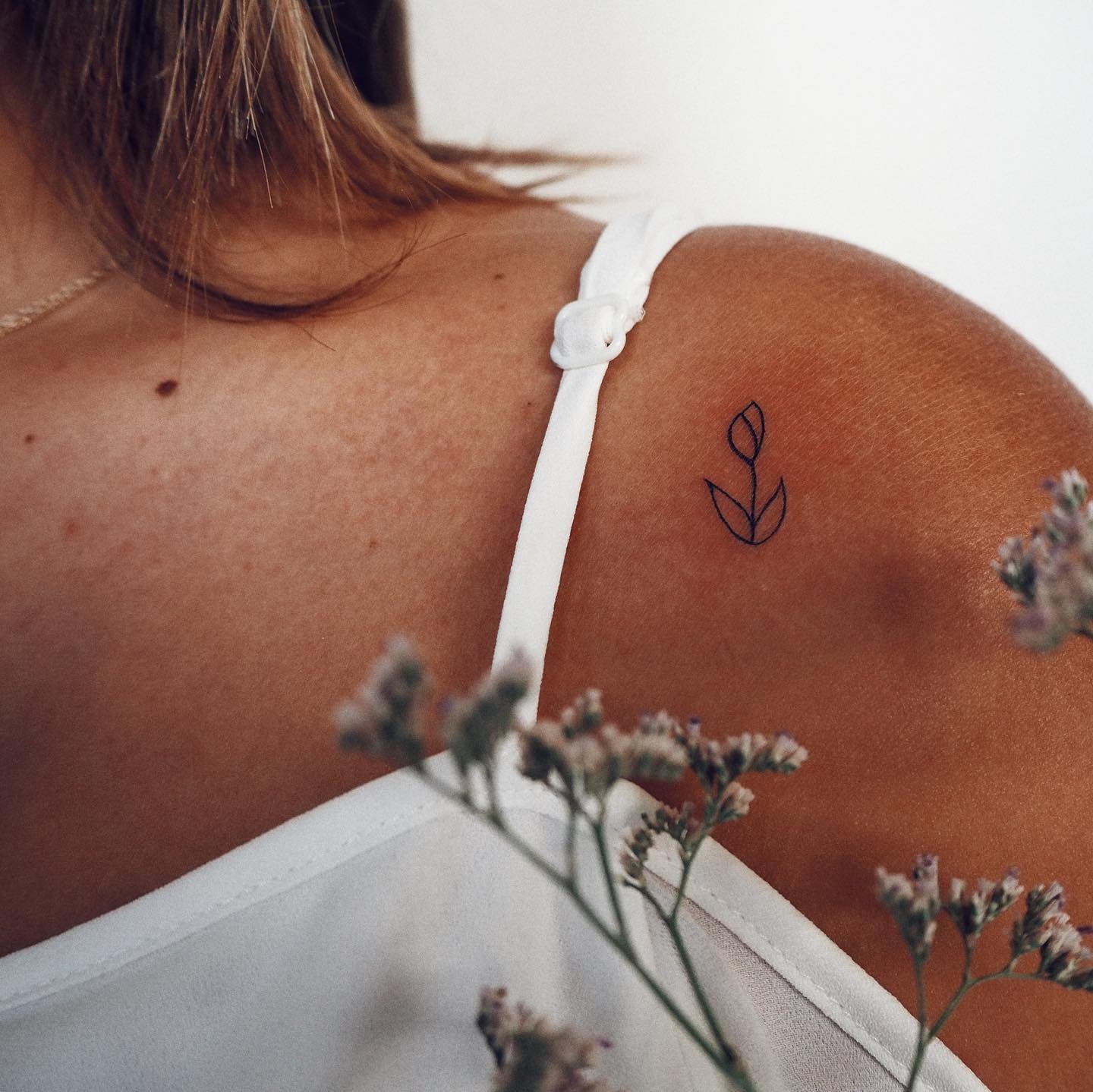 Tatuaje de rama en hombro, línea fina Sinkply Madrid
