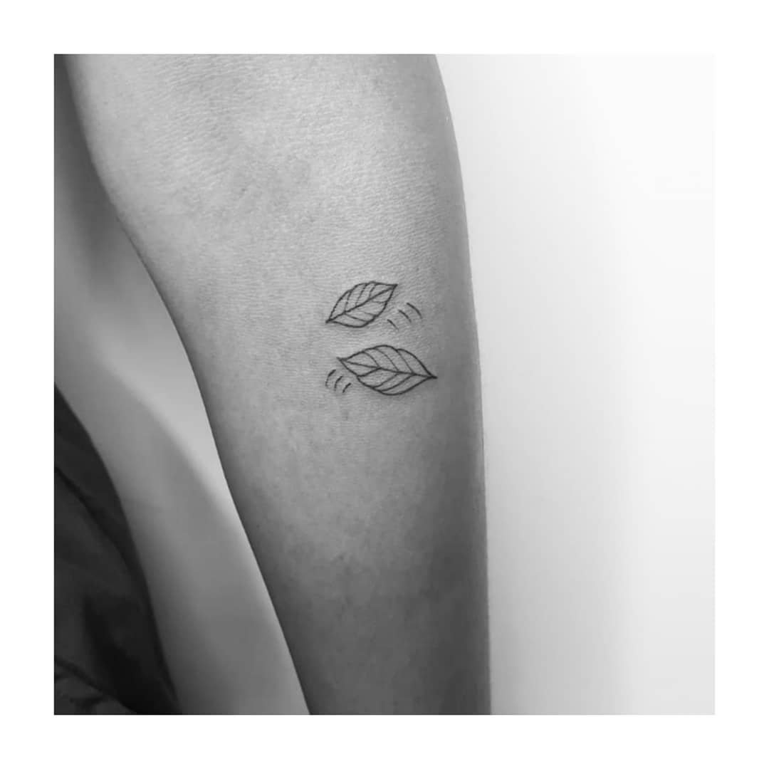 Tatuaje de rama en pierna, línea fina Sinkply Madrid