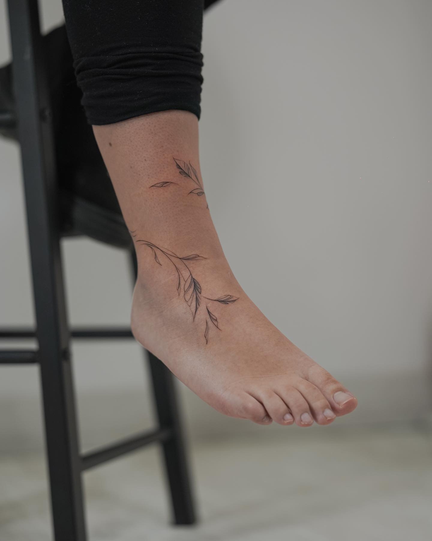 Tatuaje de rama en tobillo, línea fina Sinkply Madrid